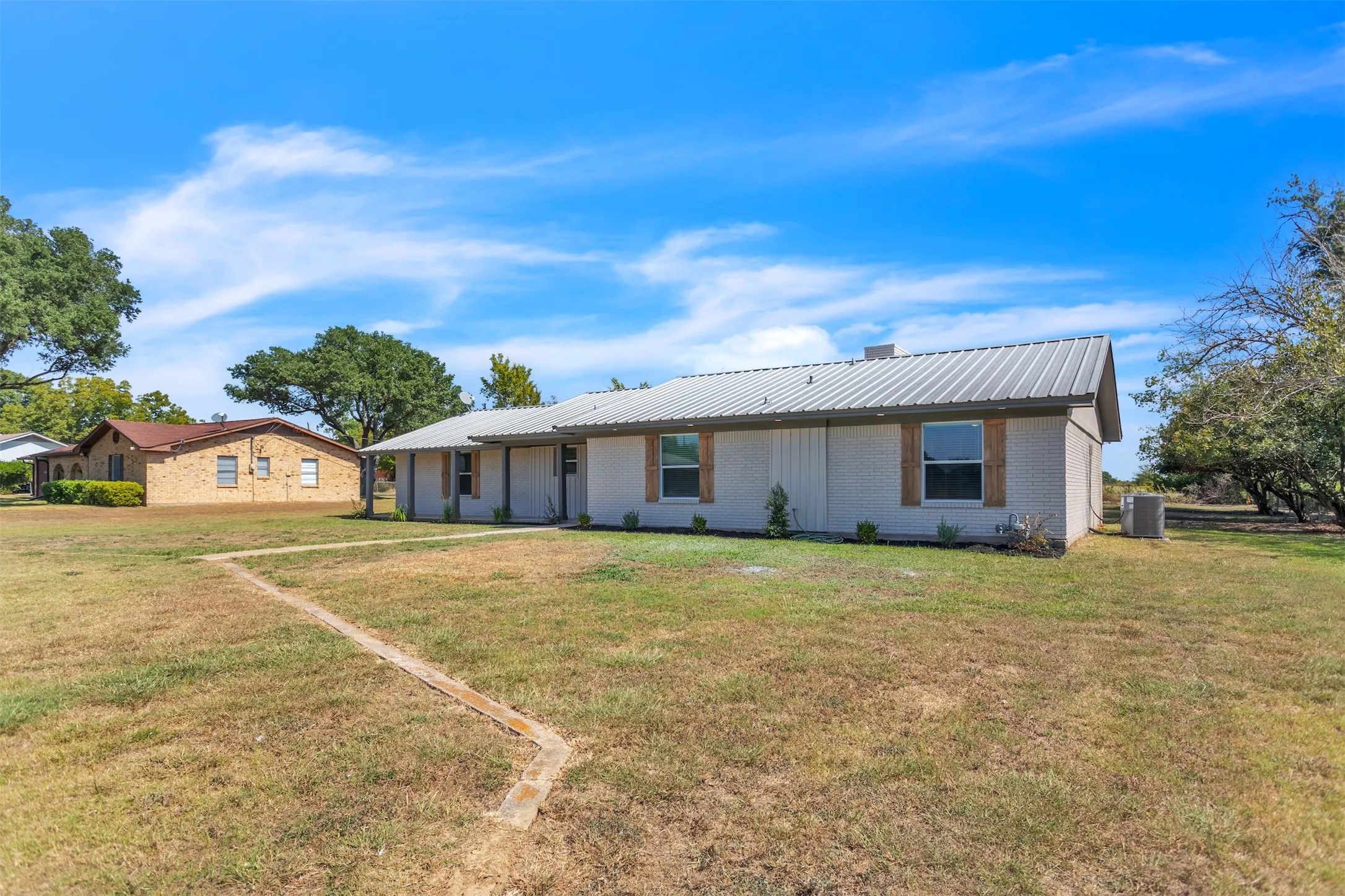 Single Family Residence For Sale in Freestone County , 110 Twin Circle, Wortham, Texas 76693, 3 Bedroom, 2 Bathroom, Garage spaces, 2,023 Sqft, built in 1970, mls#21273535, Real Estate Agent in Wortham, Homes For Sale in Freestone county, Homes For Sale in Wortham, Realtor in Wortham Texas, Real Estate Brokerage Independent Realty Texas, Luminita Cordes Realtor