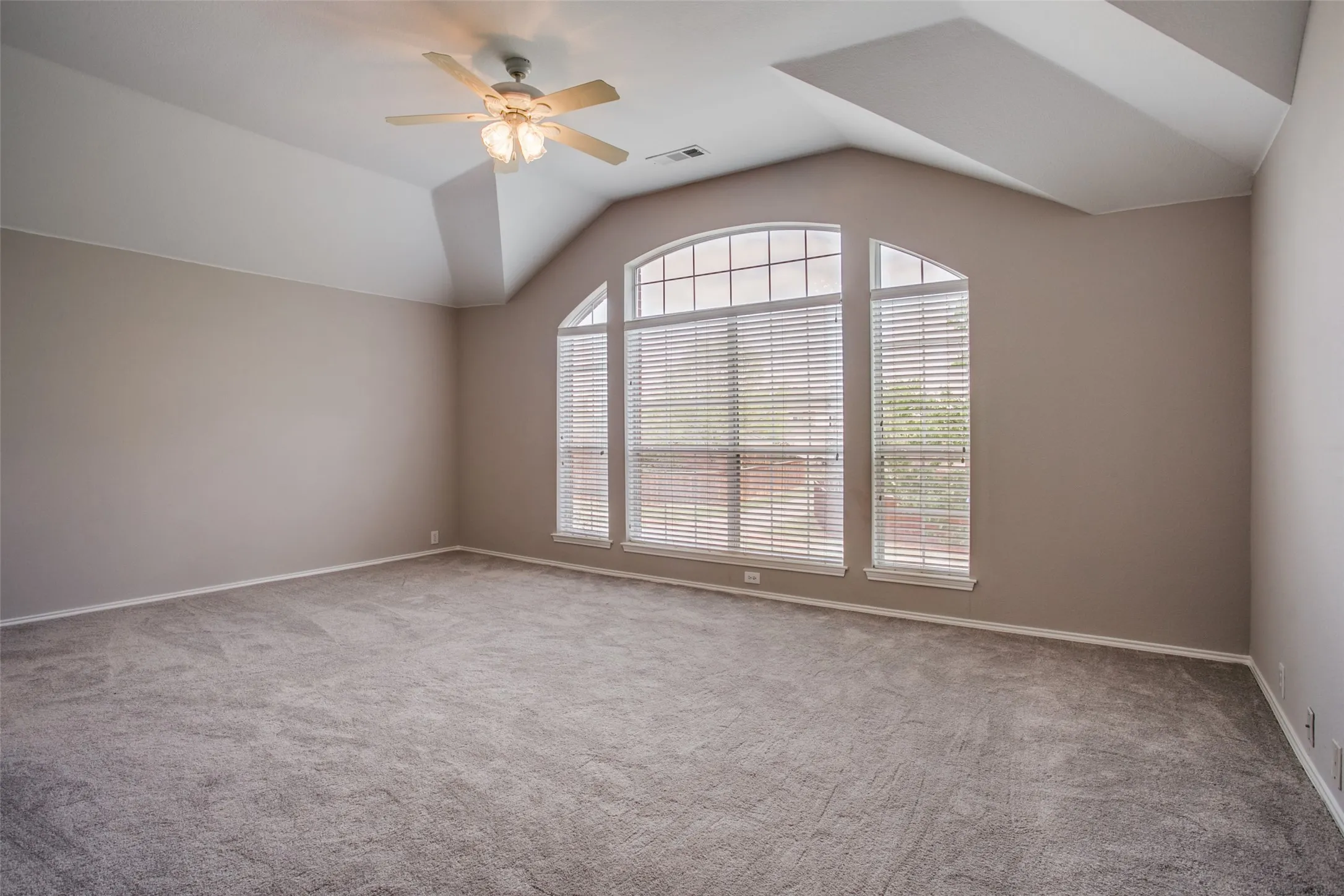 Single Family Residence For Rent in Rockwall County , 449 Sausalito Drive, Rockwall, Texas 75087, 5 Bedroom, 3 Bathroom, 2 Garage spaces, 3,036 Sqft, built in 2003, mls#21263291, Real Estate Agent in Rockwall, Homes For Rent in Rockwall county, Homes For Rent in Rockwall, Realtor in Rockwall Texas, Real Estate Brokerage Independent Realty Texas, Luminita Cordes Realtor