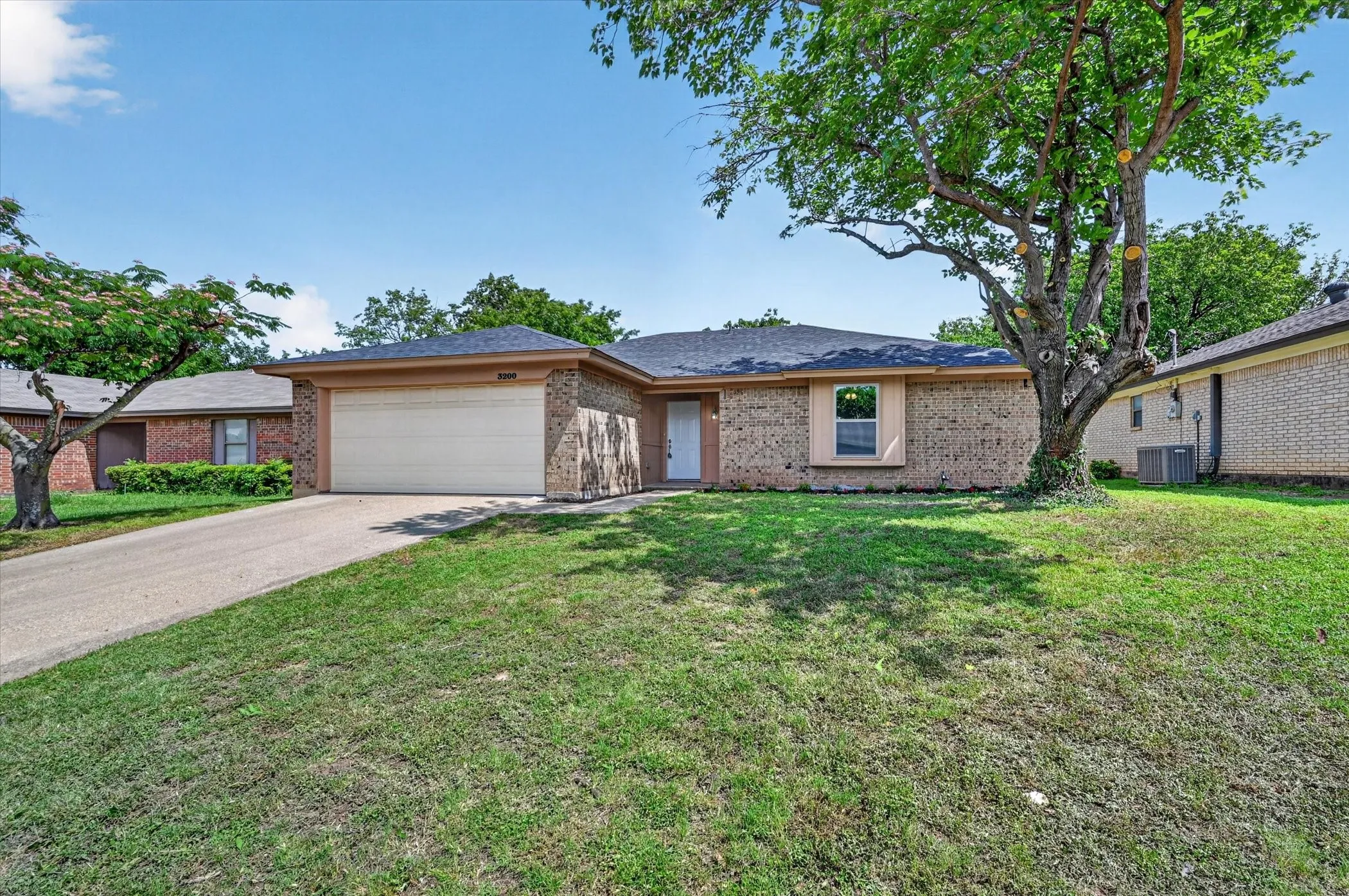 Single Family Residence For Sale in Tarrant County , 3200 S Meadow Drive, Fort Worth, Texas 76133, 3 Bedrooms, 2 Bathrooms, 2 Garage spaces, 1,328 Sqft, built in 1981, Price $239,980, mls#21270523, Real Estate Agent in Fort Worth, Homes For Sale in Tarrant county, Homes For Sale in Fort Worth, Realtor in Fort Worth Texas, Real Estate Brokerage Independent Realty Texas, Luminita Cordes Realtor