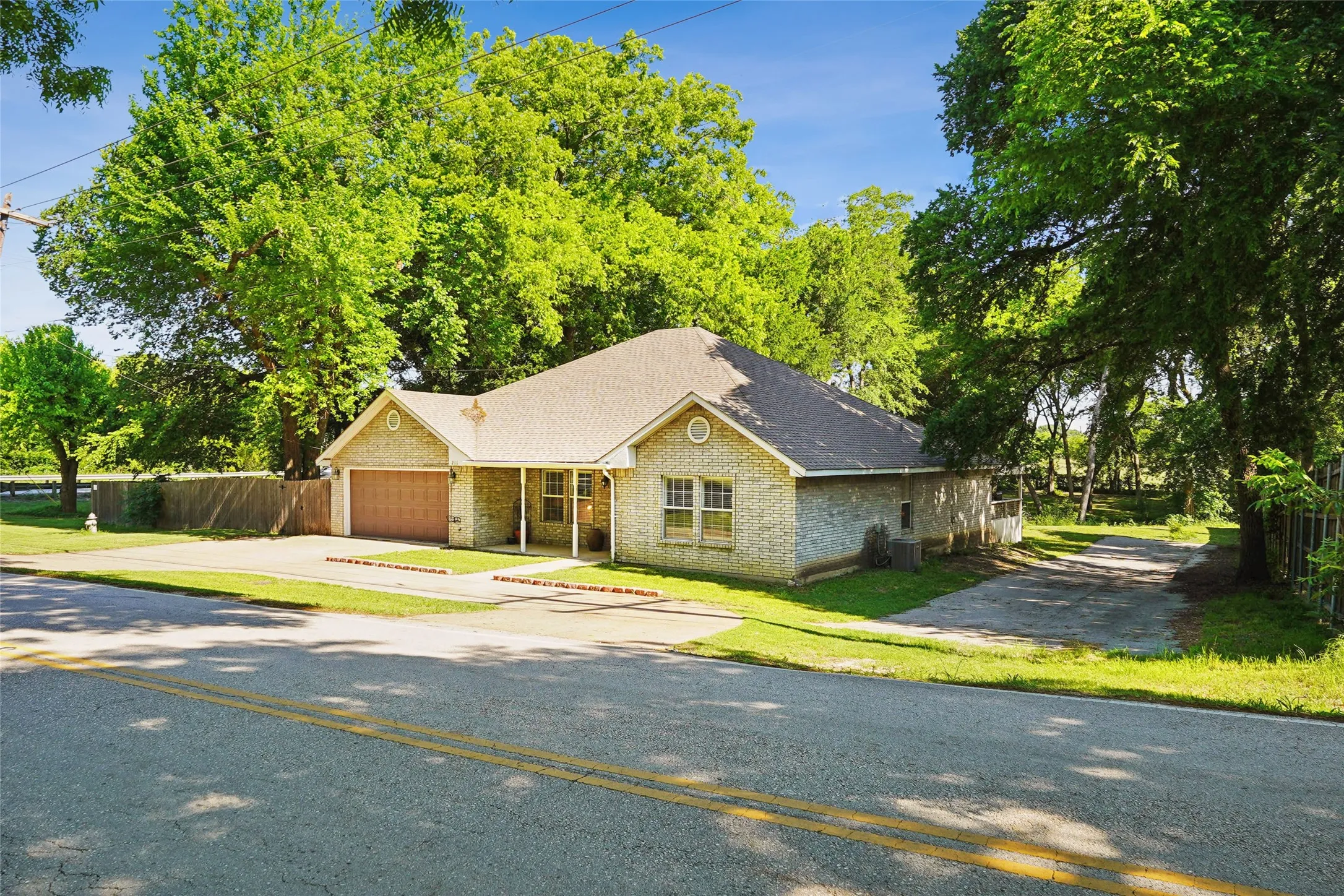 Single Family Residence For Sale in Ellis County , 211 Ashford Lane, Midlothian, Texas 76065, 3 Bedrooms, 2 Bathrooms, 2 Garage spaces, 2,165 Sqft, built in 1997, Price $408,000, mls#21256500, Real Estate Agent in Midlothian, Homes For Sale in Ellis county, Homes For Sale in Midlothian, Realtor in Midlothian Texas, Real Estate Brokerage Independent Realty Texas, Luminita Cordes Realtor