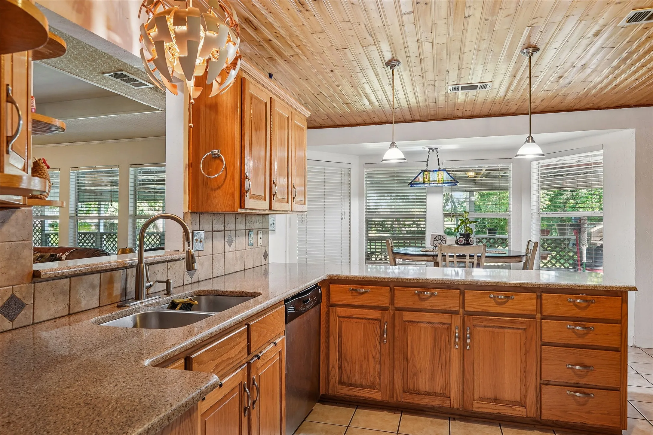 Single Family Residence For Sale in Ellis County , 211 Ashford Lane, Midlothian, Texas 76065, 3 Bedrooms, 2 Bathrooms, 2 Garage spaces, 2,165 Sqft, built in 1997, Price $408,000, mls#21256500, Real Estate Agent in Midlothian, Homes For Sale in Ellis county, Homes For Sale in Midlothian, Realtor in Midlothian Texas, Real Estate Brokerage Independent Realty Texas, Luminita Cordes Realtor