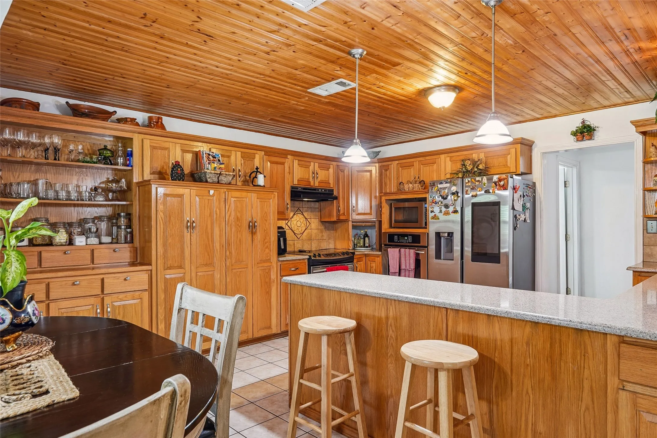 Single Family Residence For Sale in Ellis County , 211 Ashford Lane, Midlothian, Texas 76065, 3 Bedrooms, 2 Bathrooms, 2 Garage spaces, 2,165 Sqft, built in 1997, Price $408,000, mls#21256500, Real Estate Agent in Midlothian, Homes For Sale in Ellis county, Homes For Sale in Midlothian, Realtor in Midlothian Texas, Real Estate Brokerage Independent Realty Texas, Luminita Cordes Realtor