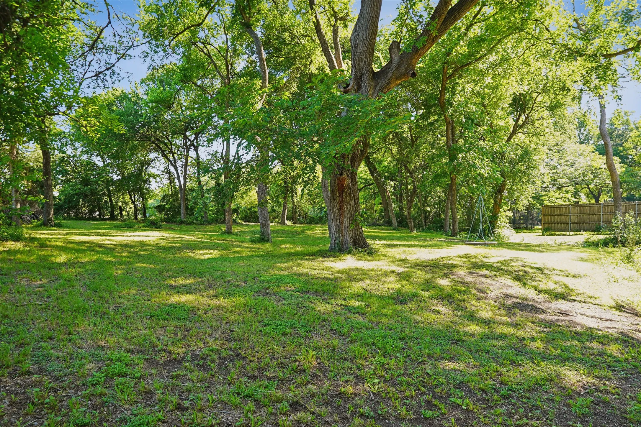 Single Family Residence For Sale in Ellis County , 211 Ashford Lane, Midlothian, Texas 76065, 3 Bedrooms, 2 Bathrooms, 2 Garage spaces, 2,165 Sqft, built in 1997, Price $408,000, mls#21256500, Real Estate Agent in Midlothian, Homes For Sale in Ellis county, Homes For Sale in Midlothian, Realtor in Midlothian Texas, Real Estate Brokerage Independent Realty Texas, Luminita Cordes Realtor
