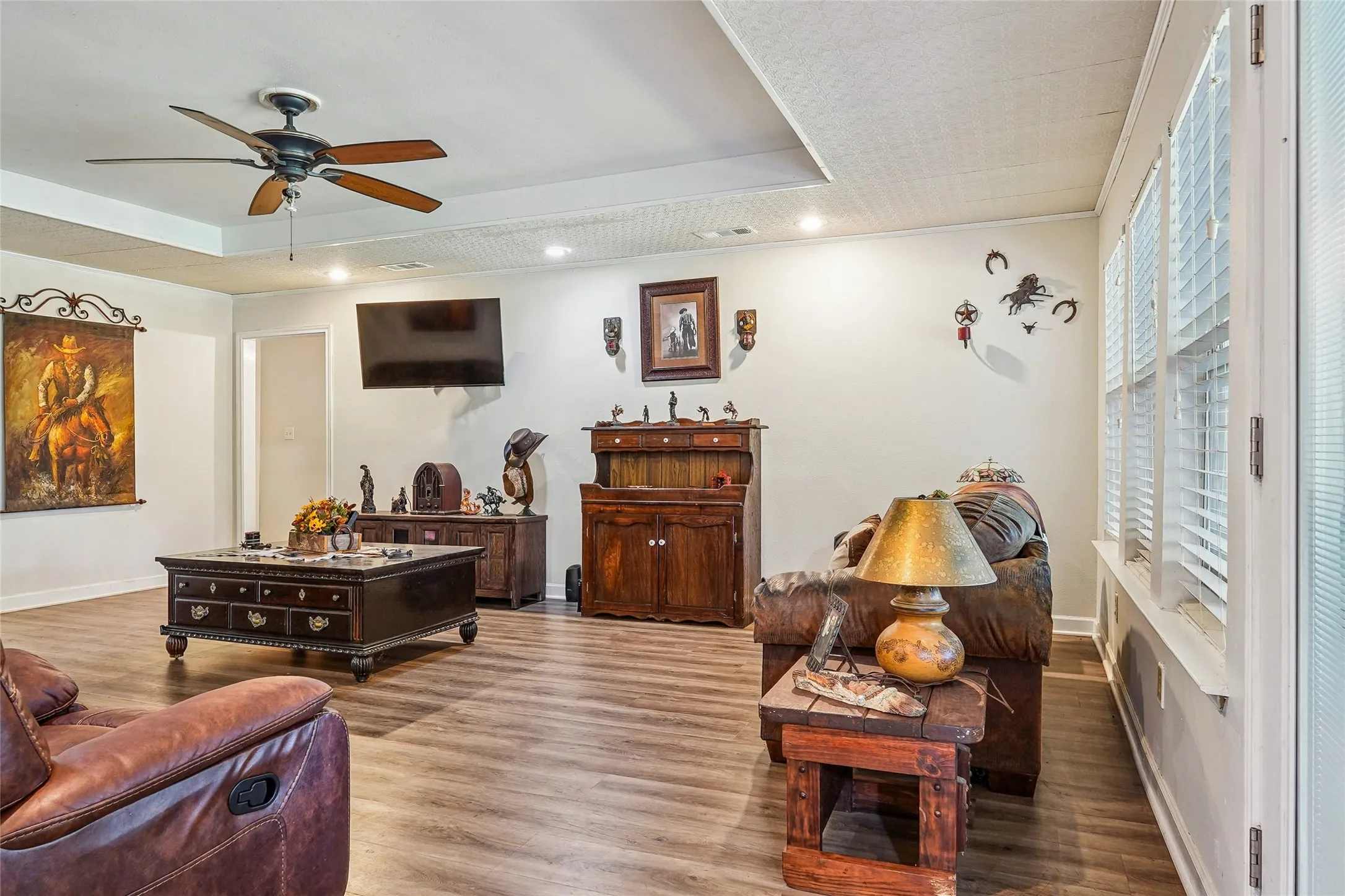 Single Family Residence For Sale in Ellis County , 211 Ashford Lane, Midlothian, Texas 76065, 3 Bedrooms, 2 Bathrooms, 2 Garage spaces, 2,165 Sqft, built in 1997, Price $408,000, mls#21256500, Real Estate Agent in Midlothian, Homes For Sale in Ellis county, Homes For Sale in Midlothian, Realtor in Midlothian Texas, Real Estate Brokerage Independent Realty Texas, Luminita Cordes Realtor
