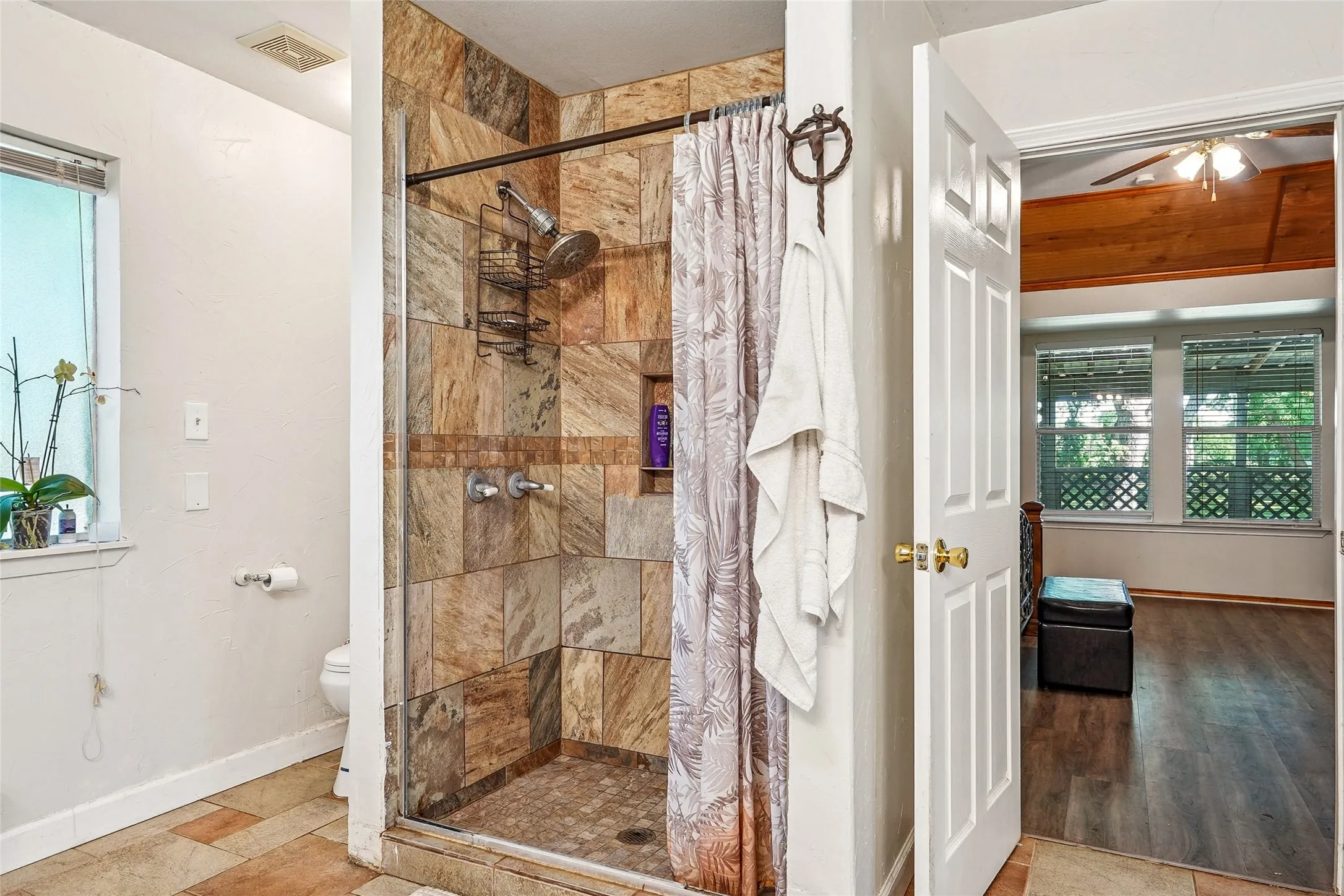 Single Family Residence For Sale in Ellis County , 211 Ashford Lane, Midlothian, Texas 76065, 3 Bedrooms, 2 Bathrooms, 2 Garage spaces, 2,165 Sqft, built in 1997, Price $408,000, mls#21256500, Real Estate Agent in Midlothian, Homes For Sale in Ellis county, Homes For Sale in Midlothian, Realtor in Midlothian Texas, Real Estate Brokerage Independent Realty Texas, Luminita Cordes Realtor