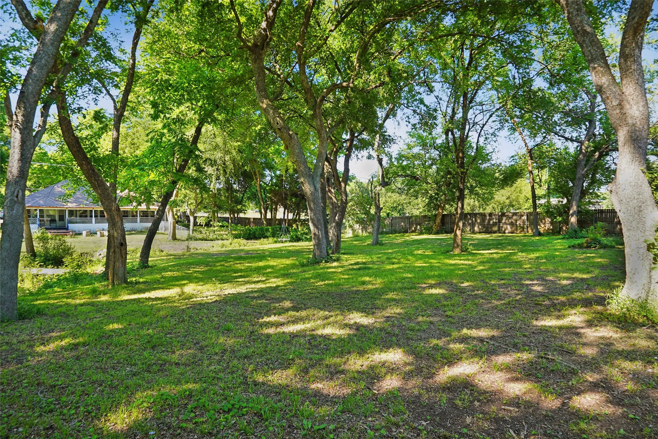 Single Family Residence For Sale in Ellis County , 211 Ashford Lane, Midlothian, Texas 76065, 3 Bedrooms, 2 Bathrooms, 2 Garage spaces, 2,165 Sqft, built in 1997, Price $408,000, mls#21256500, Real Estate Agent in Midlothian, Homes For Sale in Ellis county, Homes For Sale in Midlothian, Realtor in Midlothian Texas, Real Estate Brokerage Independent Realty Texas, Luminita Cordes Realtor
