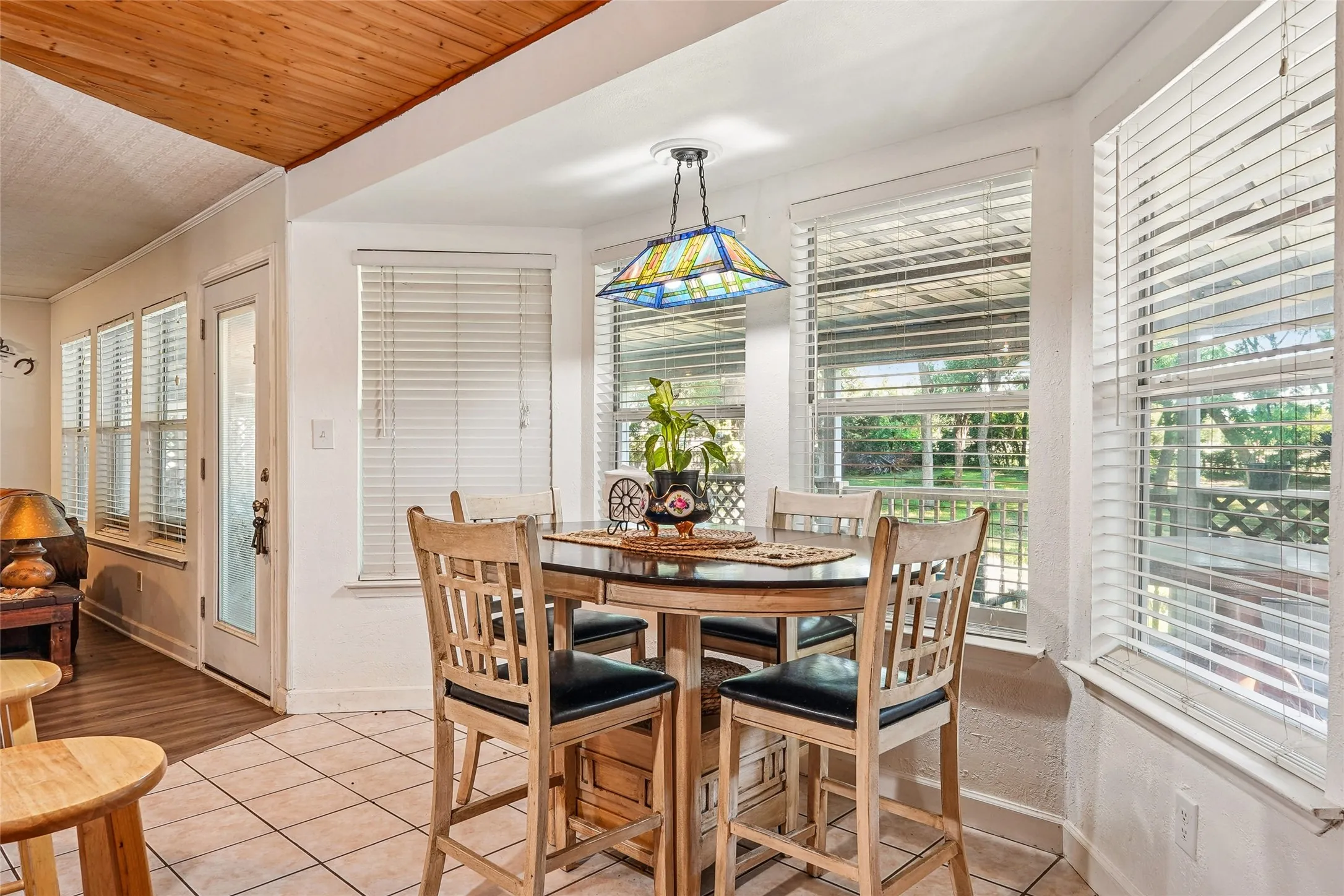 Single Family Residence For Sale in Ellis County , 211 Ashford Lane, Midlothian, Texas 76065, 3 Bedrooms, 2 Bathrooms, 2 Garage spaces, 2,165 Sqft, built in 1997, Price $408,000, mls#21256500, Real Estate Agent in Midlothian, Homes For Sale in Ellis county, Homes For Sale in Midlothian, Realtor in Midlothian Texas, Real Estate Brokerage Independent Realty Texas, Luminita Cordes Realtor
