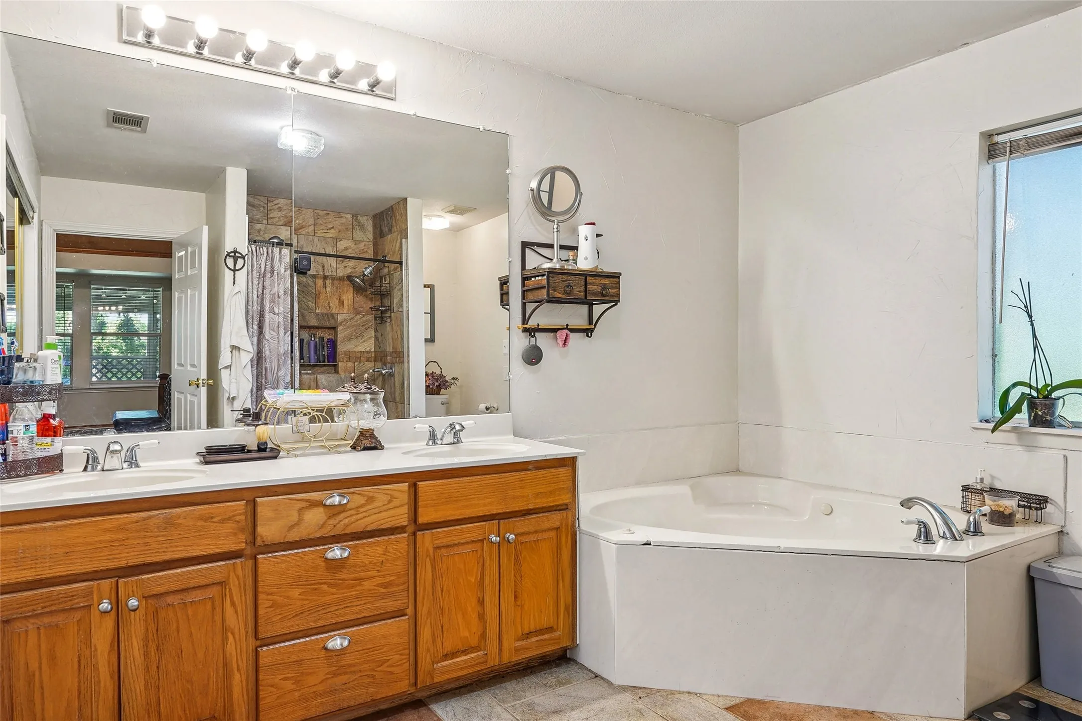 Single Family Residence For Sale in Ellis County , 211 Ashford Lane, Midlothian, Texas 76065, 3 Bedrooms, 2 Bathrooms, 2 Garage spaces, 2,165 Sqft, built in 1997, Price $408,000, mls#21256500, Real Estate Agent in Midlothian, Homes For Sale in Ellis county, Homes For Sale in Midlothian, Realtor in Midlothian Texas, Real Estate Brokerage Independent Realty Texas, Luminita Cordes Realtor