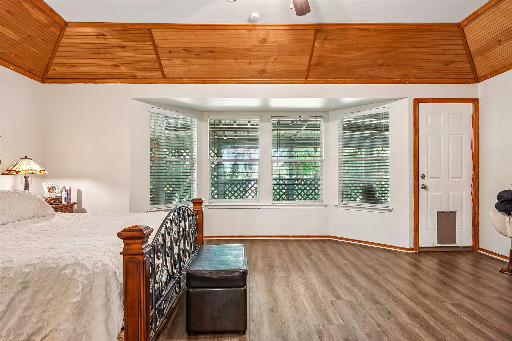 Single Family Residence For Sale in Ellis County , 211 Ashford Lane, Midlothian, Texas 76065, 3 Bedrooms, 2 Bathrooms, 2 Garage spaces, 2,165 Sqft, built in 1997, Price $408,000, mls#21256500, Real Estate Agent in Midlothian, Homes For Sale in Ellis county, Homes For Sale in Midlothian, Realtor in Midlothian Texas, Real Estate Brokerage Independent Realty Texas, Luminita Cordes Realtor