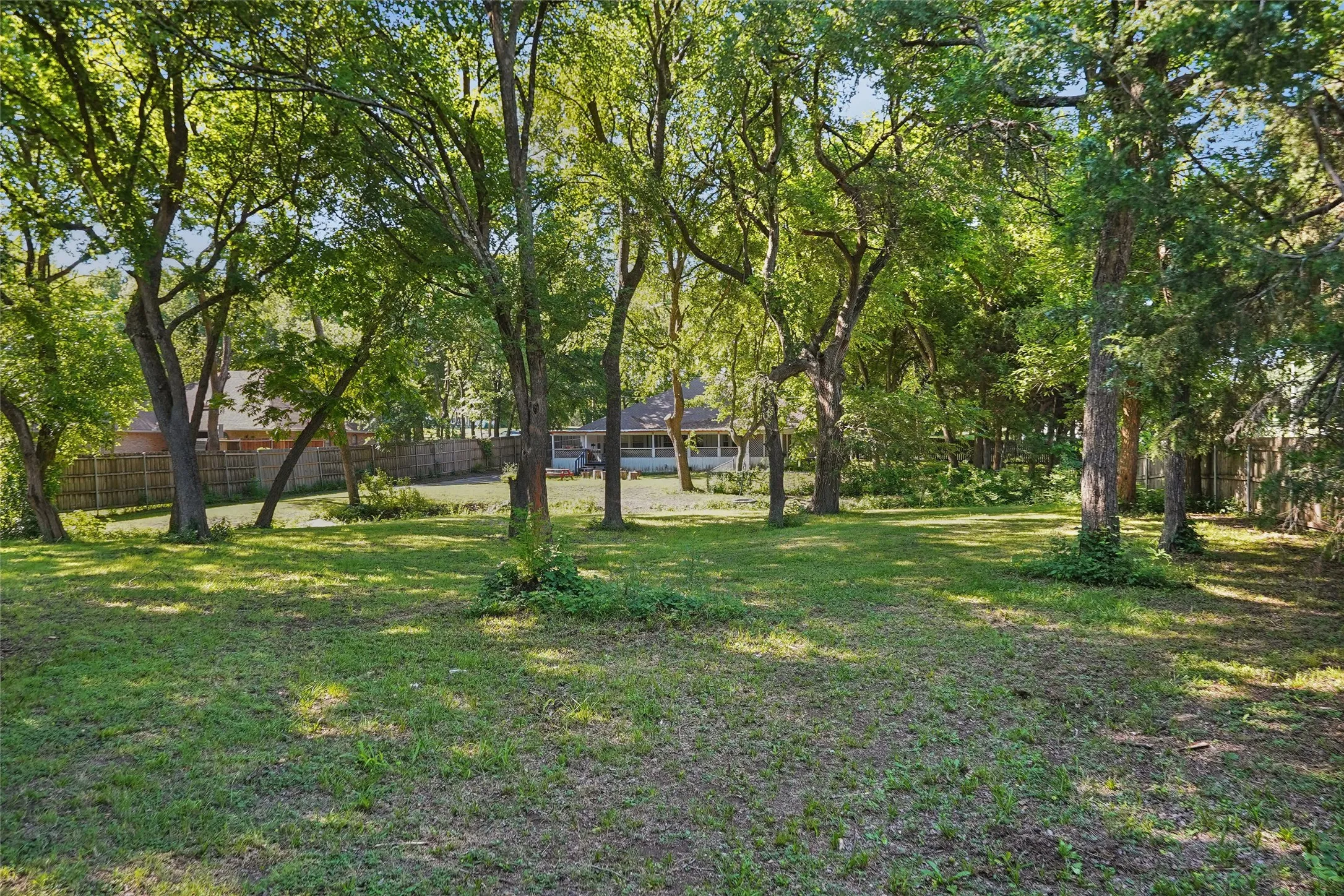 Single Family Residence For Sale in Ellis County , 211 Ashford Lane, Midlothian, Texas 76065, 3 Bedrooms, 2 Bathrooms, 2 Garage spaces, 2,165 Sqft, built in 1997, Price $408,000, mls#21256500, Real Estate Agent in Midlothian, Homes For Sale in Ellis county, Homes For Sale in Midlothian, Realtor in Midlothian Texas, Real Estate Brokerage Independent Realty Texas, Luminita Cordes Realtor