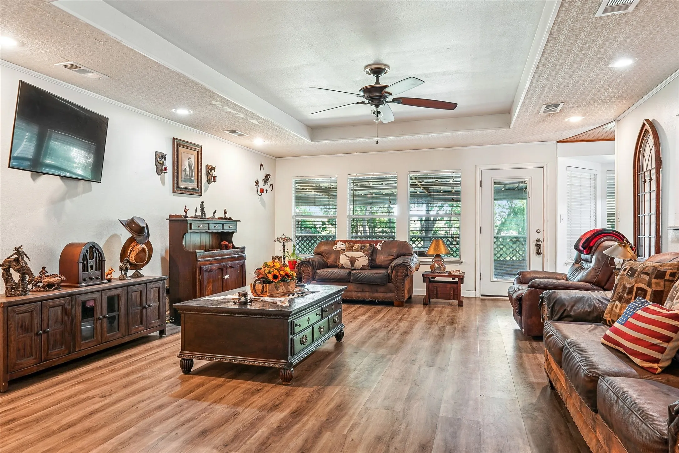 Single Family Residence For Sale in Ellis County , 211 Ashford Lane, Midlothian, Texas 76065, 3 Bedrooms, 2 Bathrooms, 2 Garage spaces, 2,165 Sqft, built in 1997, Price $408,000, mls#21256500, Real Estate Agent in Midlothian, Homes For Sale in Ellis county, Homes For Sale in Midlothian, Realtor in Midlothian Texas, Real Estate Brokerage Independent Realty Texas, Luminita Cordes Realtor