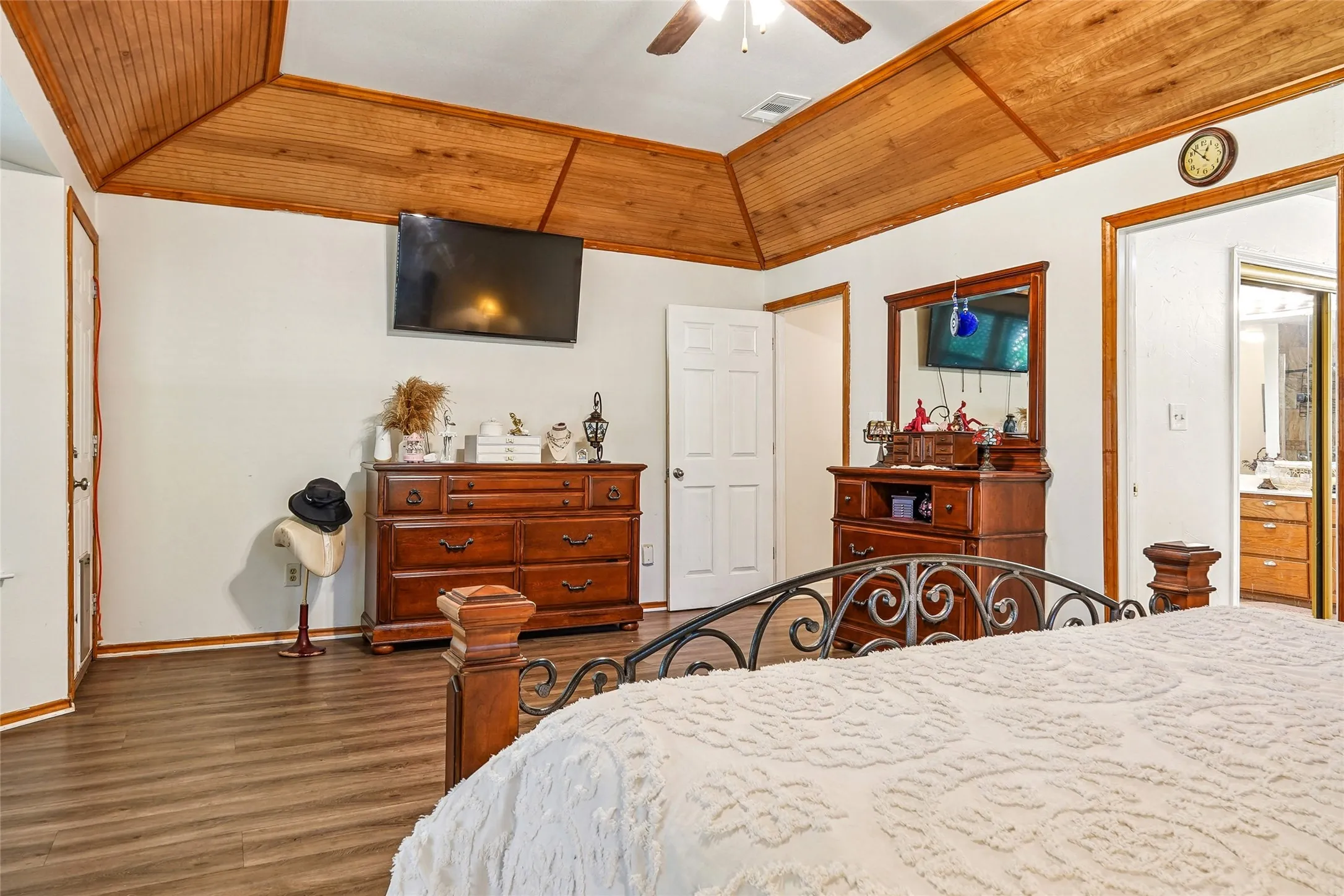 Single Family Residence For Sale in Ellis County , 211 Ashford Lane, Midlothian, Texas 76065, 3 Bedrooms, 2 Bathrooms, 2 Garage spaces, 2,165 Sqft, built in 1997, Price $408,000, mls#21256500, Real Estate Agent in Midlothian, Homes For Sale in Ellis county, Homes For Sale in Midlothian, Realtor in Midlothian Texas, Real Estate Brokerage Independent Realty Texas, Luminita Cordes Realtor