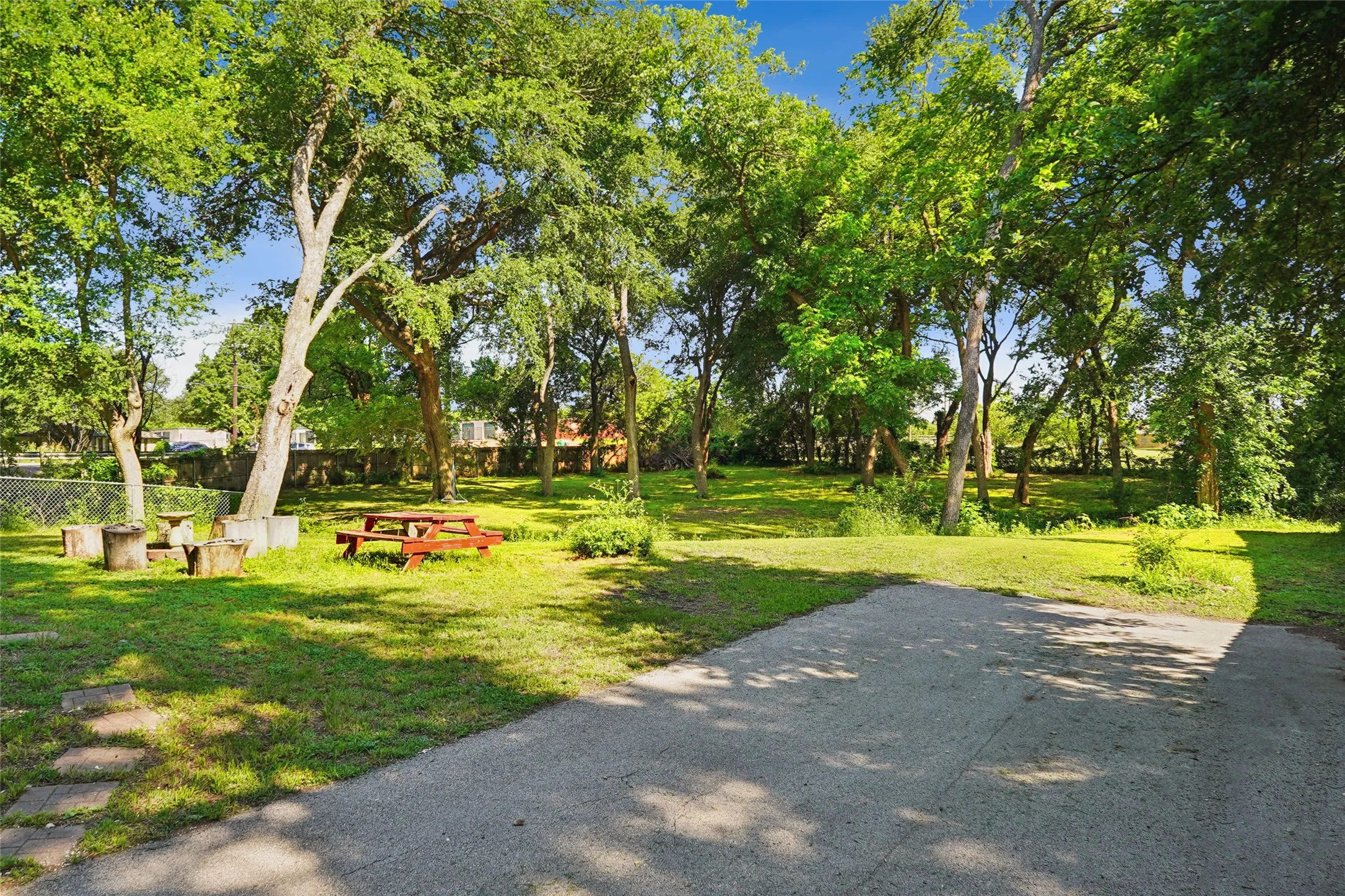 Single Family Residence For Sale in Ellis County , 211 Ashford Lane, Midlothian, Texas 76065, 3 Bedrooms, 2 Bathrooms, 2 Garage spaces, 2,165 Sqft, built in 1997, Price $408,000, mls#21256500, Real Estate Agent in Midlothian, Homes For Sale in Ellis county, Homes For Sale in Midlothian, Realtor in Midlothian Texas, Real Estate Brokerage Independent Realty Texas, Luminita Cordes Realtor