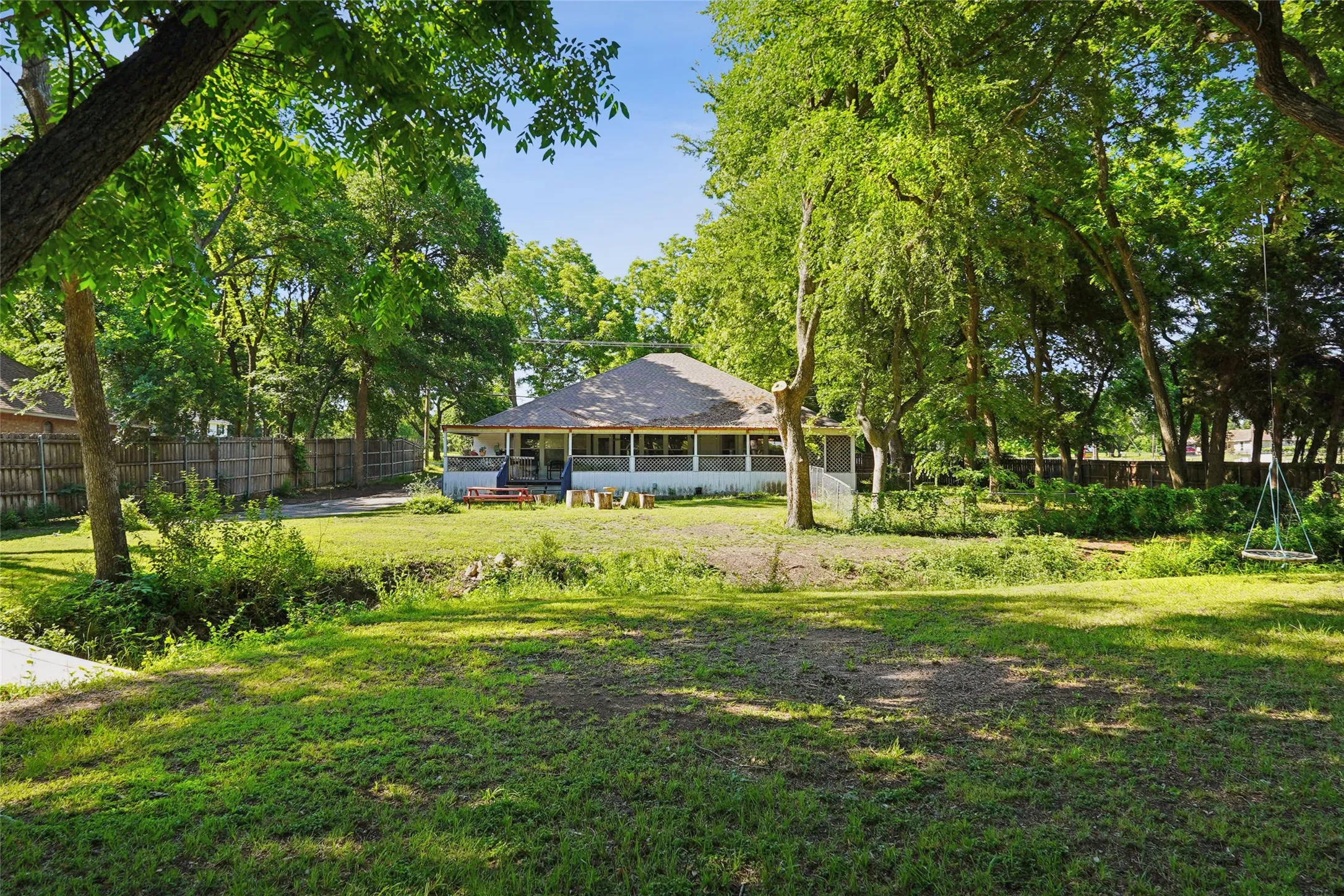 Single Family Residence For Sale in Ellis County , 211 Ashford Lane, Midlothian, Texas 76065, 3 Bedrooms, 2 Bathrooms, 2 Garage spaces, 2,165 Sqft, built in 1997, Price $408,000, mls#21256500, Real Estate Agent in Midlothian, Homes For Sale in Ellis county, Homes For Sale in Midlothian, Realtor in Midlothian Texas, Real Estate Brokerage Independent Realty Texas, Luminita Cordes Realtor
