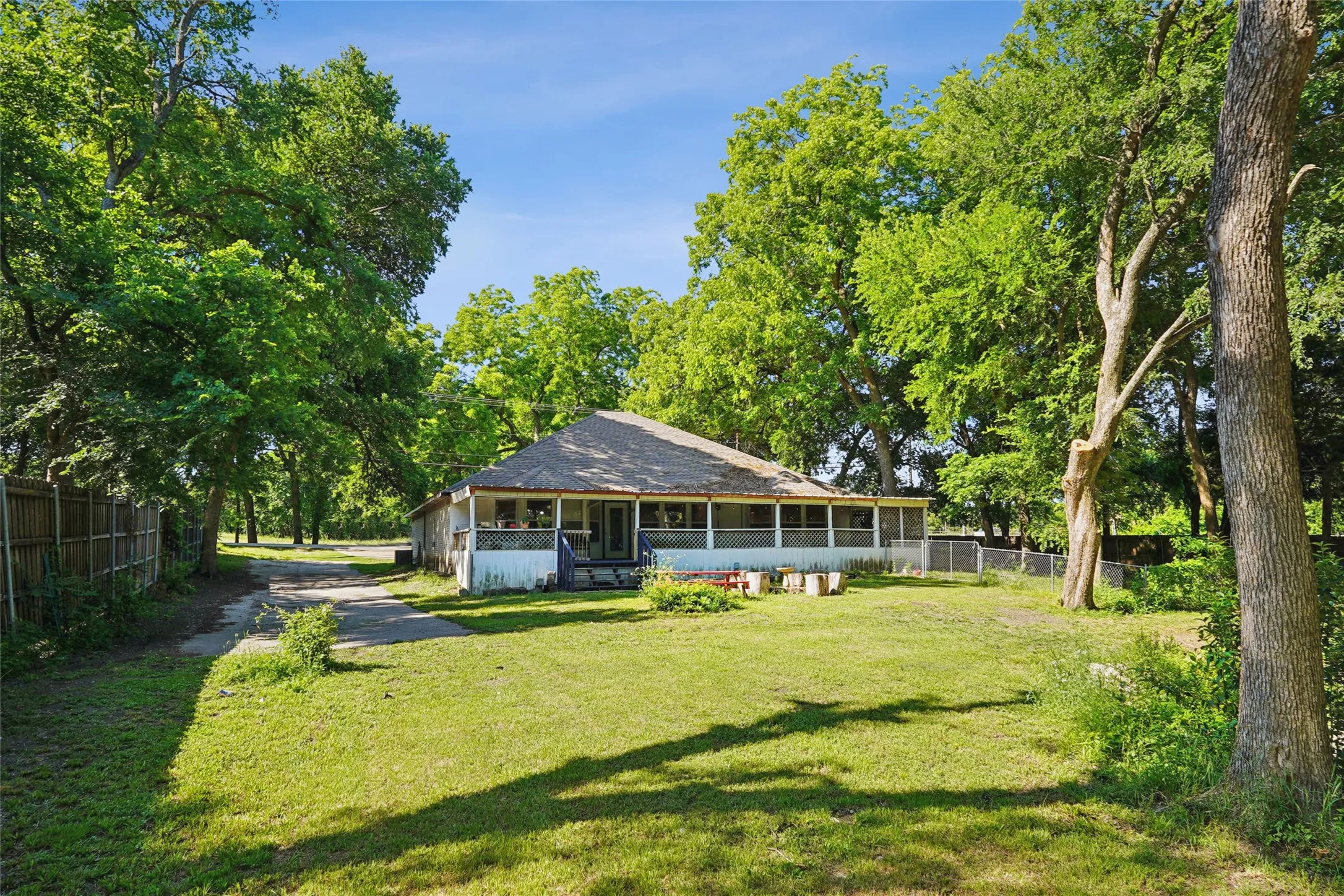 Single Family Residence For Sale in Ellis County , 211 Ashford Lane, Midlothian, Texas 76065, 3 Bedrooms, 2 Bathrooms, 2 Garage spaces, 2,165 Sqft, built in 1997, Price $408,000, mls#21256500, Real Estate Agent in Midlothian, Homes For Sale in Ellis county, Homes For Sale in Midlothian, Realtor in Midlothian Texas, Real Estate Brokerage Independent Realty Texas, Luminita Cordes Realtor