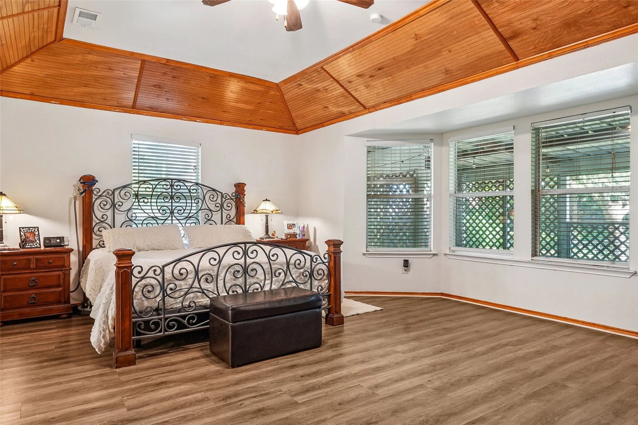 Single Family Residence For Sale in Ellis County , 211 Ashford Lane, Midlothian, Texas 76065, 3 Bedrooms, 2 Bathrooms, 2 Garage spaces, 2,165 Sqft, built in 1997, Price $408,000, mls#21256500, Real Estate Agent in Midlothian, Homes For Sale in Ellis county, Homes For Sale in Midlothian, Realtor in Midlothian Texas, Real Estate Brokerage Independent Realty Texas, Luminita Cordes Realtor