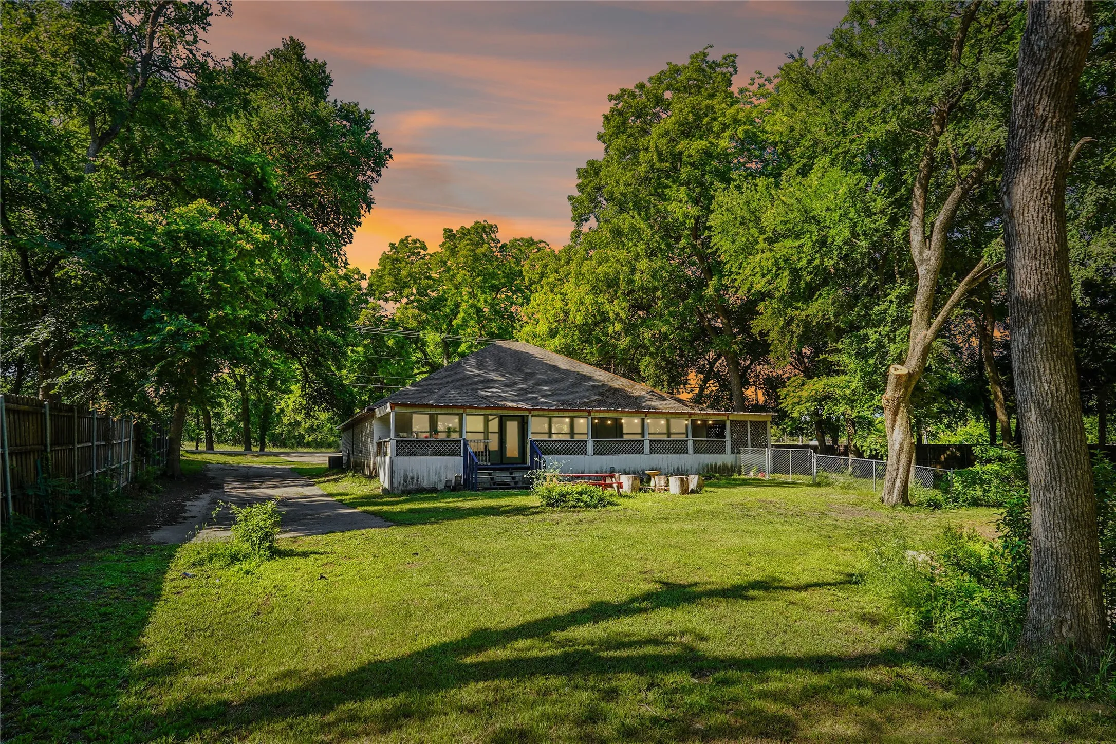 Single Family Residence For Sale in Ellis County , 211 Ashford Lane, Midlothian, Texas 76065, 3 Bedrooms, 2 Bathrooms, 2 Garage spaces, 2,165 Sqft, built in 1997, Price $408,000, mls#21256500, Real Estate Agent in Midlothian, Homes For Sale in Ellis county, Homes For Sale in Midlothian, Realtor in Midlothian Texas, Real Estate Brokerage Independent Realty Texas, Luminita Cordes Realtor