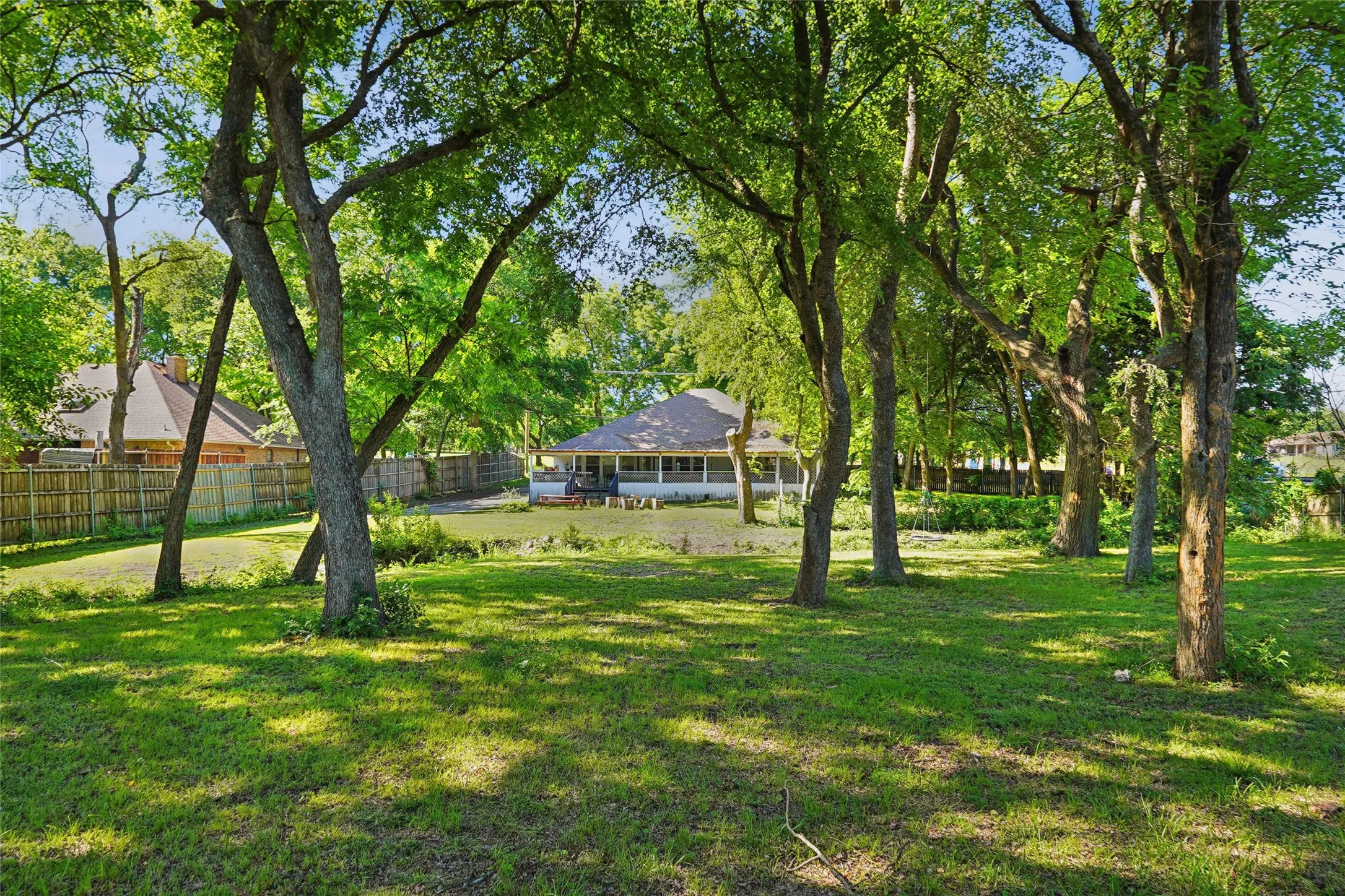 Single Family Residence For Sale in Ellis County , 211 Ashford Lane, Midlothian, Texas 76065, 3 Bedrooms, 2 Bathrooms, 2 Garage spaces, 2,165 Sqft, built in 1997, Price $408,000, mls#21256500, Real Estate Agent in Midlothian, Homes For Sale in Ellis county, Homes For Sale in Midlothian, Realtor in Midlothian Texas, Real Estate Brokerage Independent Realty Texas, Luminita Cordes Realtor