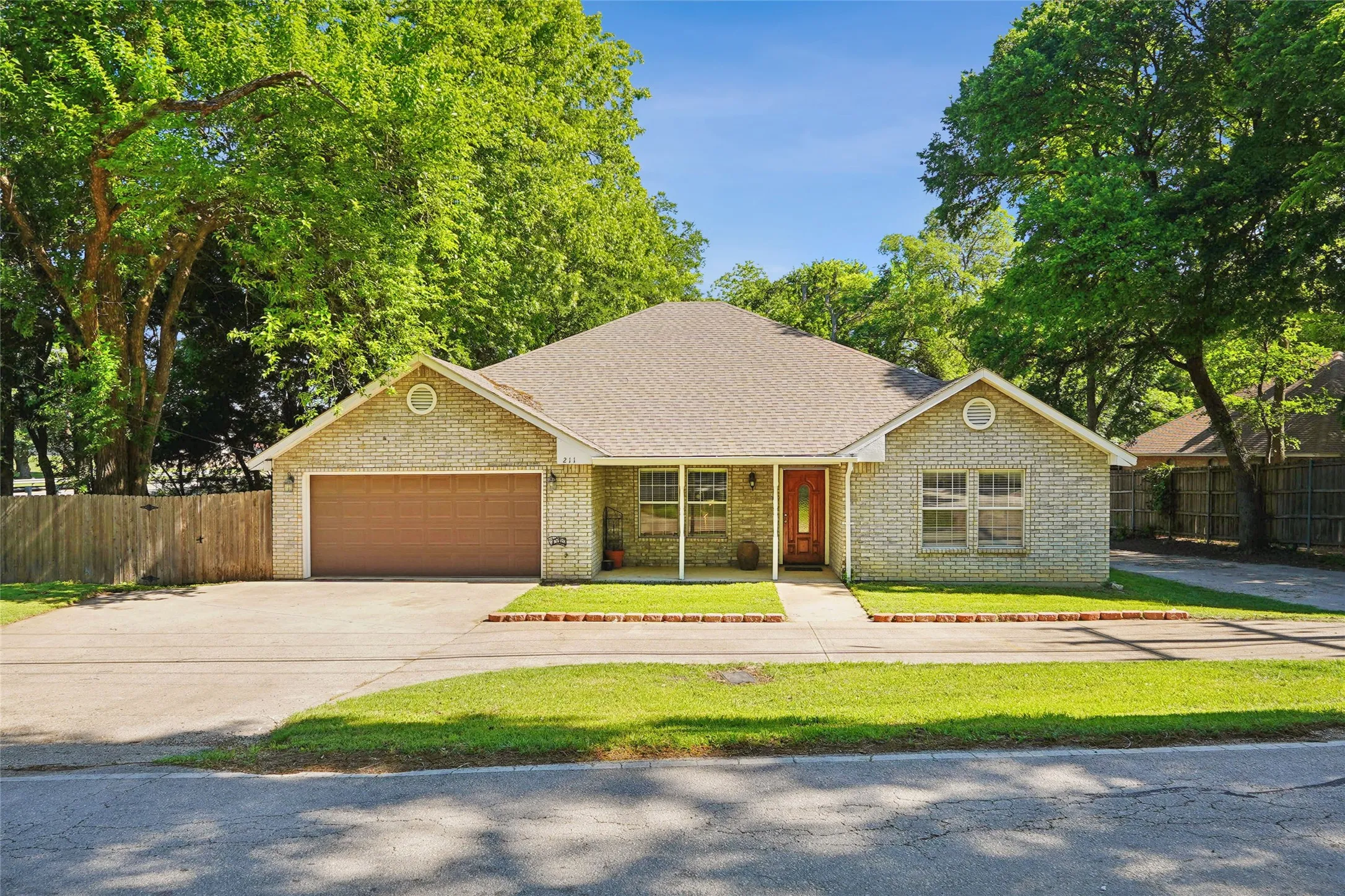 Single Family Residence For Sale in Ellis County , 211 Ashford Lane, Midlothian, Texas 76065, 3 Bedrooms, 2 Bathrooms, 2 Garage spaces, 2,165 Sqft, built in 1997, Price $408,000, mls#21256500, Real Estate Agent in Midlothian, Homes For Sale in Ellis county, Homes For Sale in Midlothian, Realtor in Midlothian Texas, Real Estate Brokerage Independent Realty Texas, Luminita Cordes Realtor