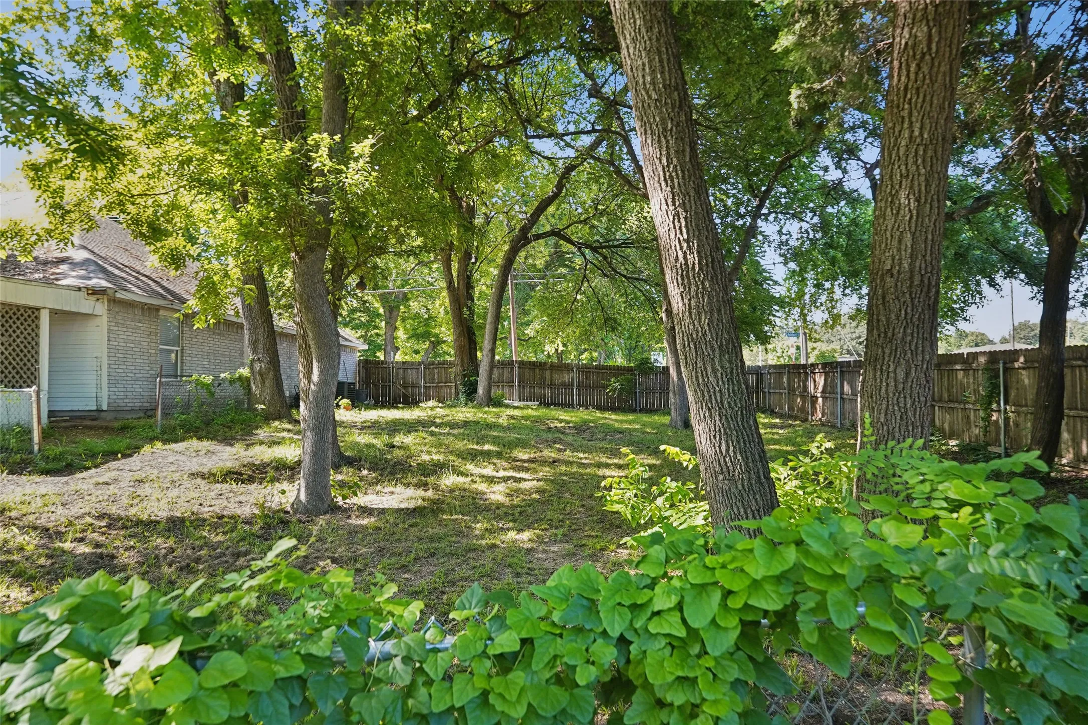 Single Family Residence For Sale in Ellis County , 211 Ashford Lane, Midlothian, Texas 76065, 3 Bedrooms, 2 Bathrooms, 2 Garage spaces, 2,165 Sqft, built in 1997, Price $408,000, mls#21256500, Real Estate Agent in Midlothian, Homes For Sale in Ellis county, Homes For Sale in Midlothian, Realtor in Midlothian Texas, Real Estate Brokerage Independent Realty Texas, Luminita Cordes Realtor