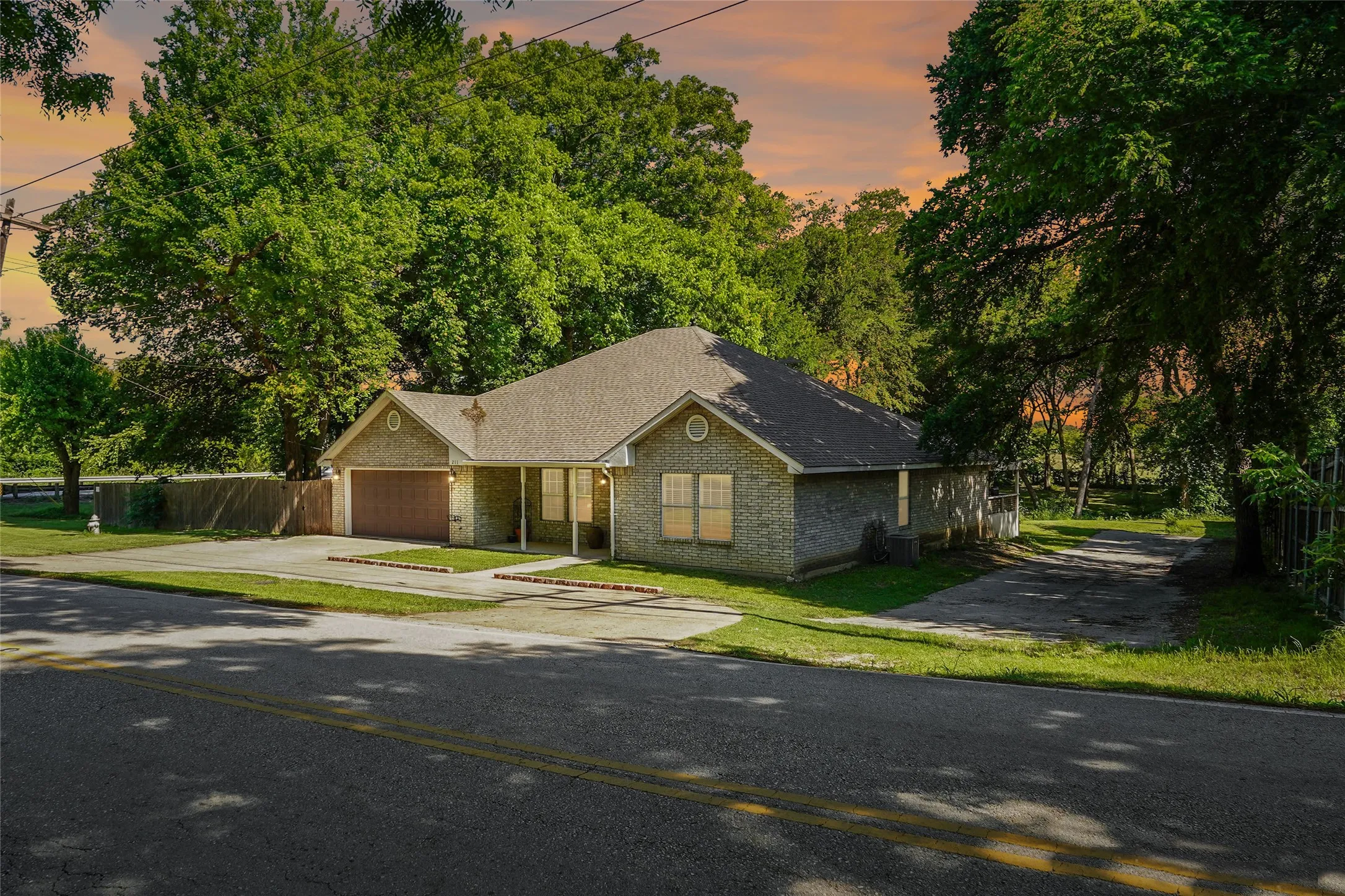 Single Family Residence For Sale in Ellis County , 211 Ashford Lane, Midlothian, Texas 76065, 3 Bedrooms, 2 Bathrooms, 2 Garage spaces, 2,165 Sqft, built in 1997, Price $408,000, mls#21256500, Real Estate Agent in Midlothian, Homes For Sale in Ellis county, Homes For Sale in Midlothian, Realtor in Midlothian Texas, Real Estate Brokerage Independent Realty Texas, Luminita Cordes Realtor