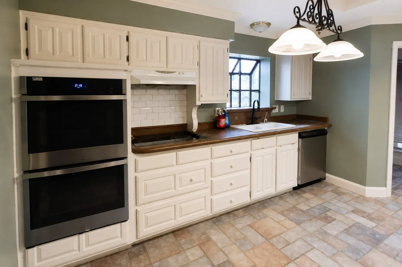 Single Family Residence For Sale in Tarrant County , 3302 Westgrove Drive, Arlington, Texas 76001, 5 Bedroom, 4 Bathroom, 2 Garage spaces, 2,341 Sqft, built in 1985, mls#21273553, Real Estate Agent in Arlington, Homes For Sale in Tarrant county, Homes For Sale in Arlington, Realtor in Arlington Texas, Real Estate Brokerage Independent Realty Texas, Luminita Cordes Realtor