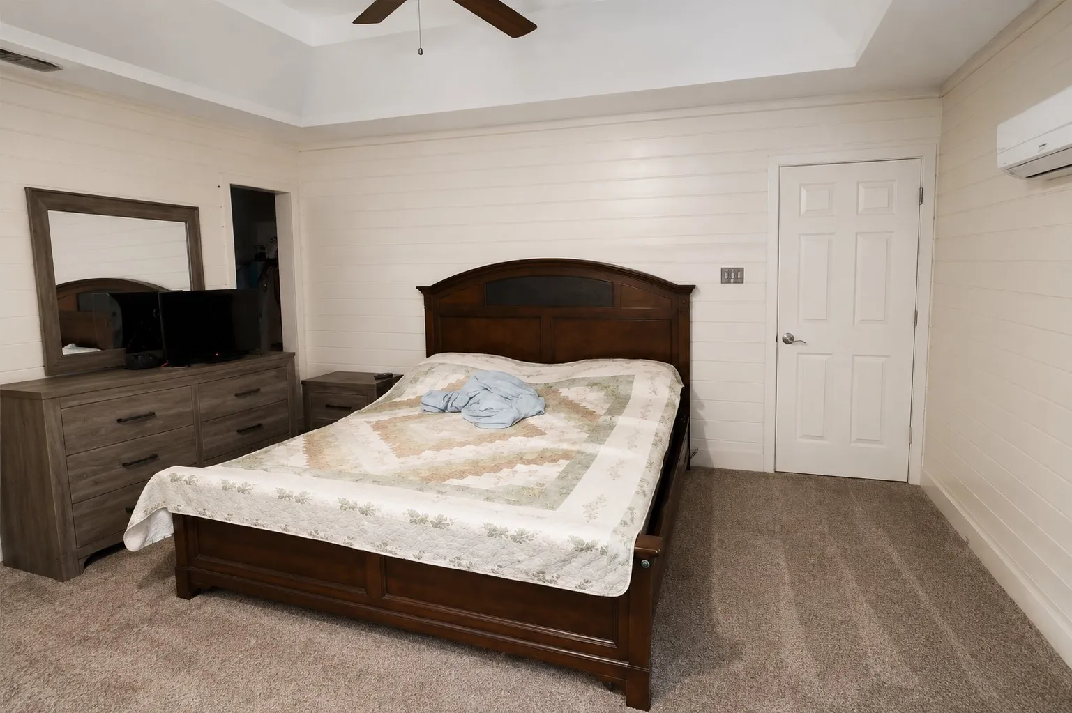 Single Family Residence For Sale in Tarrant County , 3302 Westgrove Drive, Arlington, Texas 76001, 5 Bedroom, 4 Bathroom, 2 Garage spaces, 2,341 Sqft, built in 1985, mls#21273553, Real Estate Agent in Arlington, Homes For Sale in Tarrant county, Homes For Sale in Arlington, Realtor in Arlington Texas, Real Estate Brokerage Independent Realty Texas, Luminita Cordes Realtor