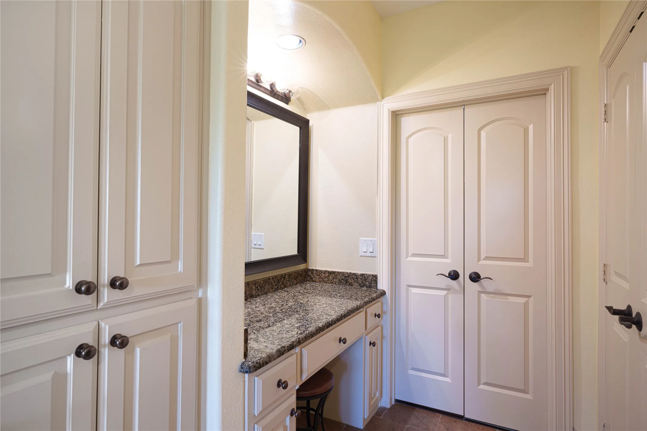 Condominium For Sale in Denton County , 500 Waters Edge Drive 221, Lake Dallas, Texas 75065, 3 Bedroom, 3 Bathroom, 2 Garage spaces, 1,748 Sqft, built in 2005, mls#21273546, Real Estate Agent in Lake Dallas, Homes For Sale in Denton county, Homes For Sale in Lake Dallas, Realtor in Lake Dallas Texas, Real Estate Brokerage Independent Realty Texas, Luminita Cordes Realtor
