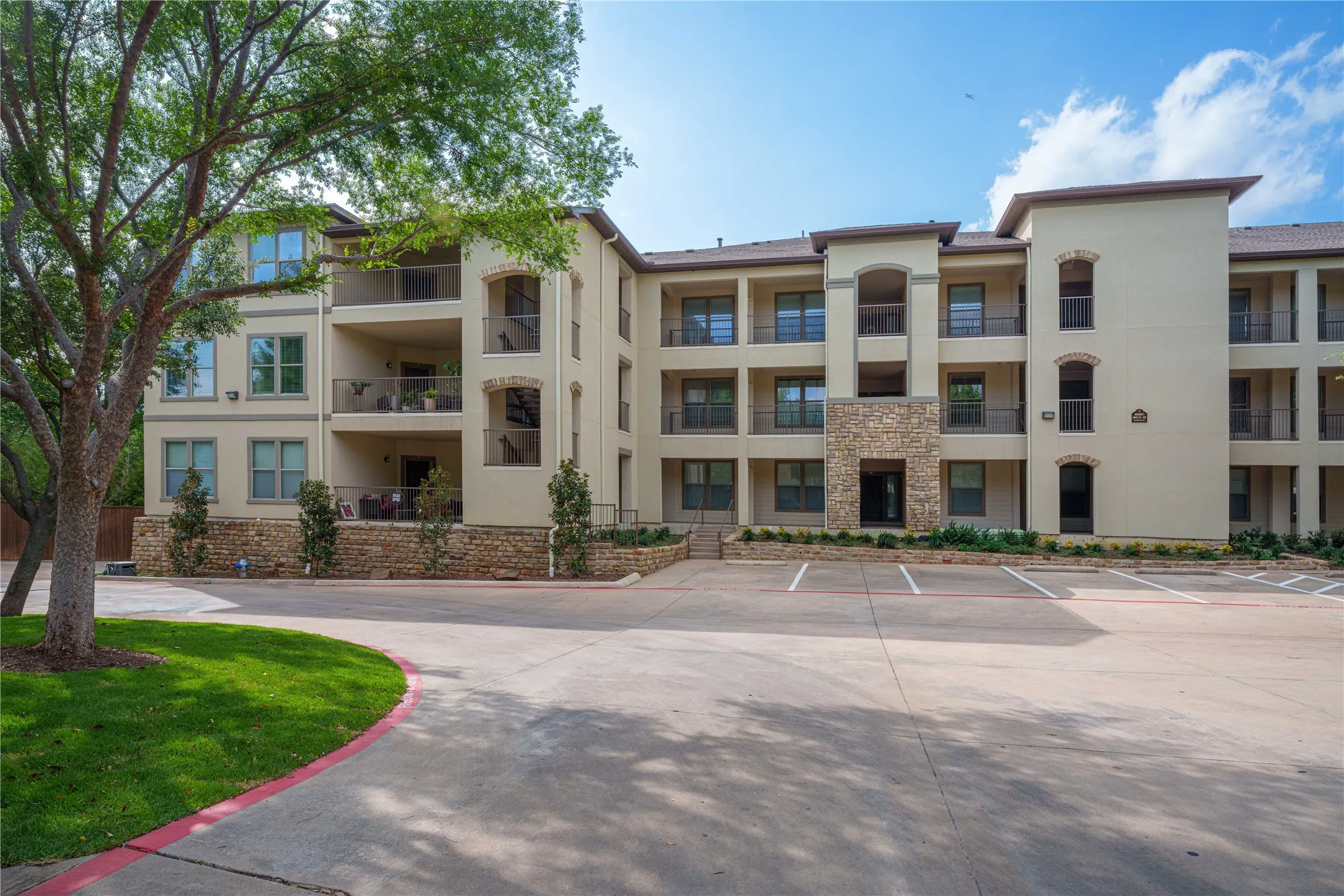Condominium For Sale in Denton County , 500 Waters Edge Drive 221, Lake Dallas, Texas 75065, 3 Bedroom, 3 Bathroom, 2 Garage spaces, 1,748 Sqft, built in 2005, mls#21273546, Real Estate Agent in Lake Dallas, Homes For Sale in Denton county, Homes For Sale in Lake Dallas, Realtor in Lake Dallas Texas, Real Estate Brokerage Independent Realty Texas, Luminita Cordes Realtor