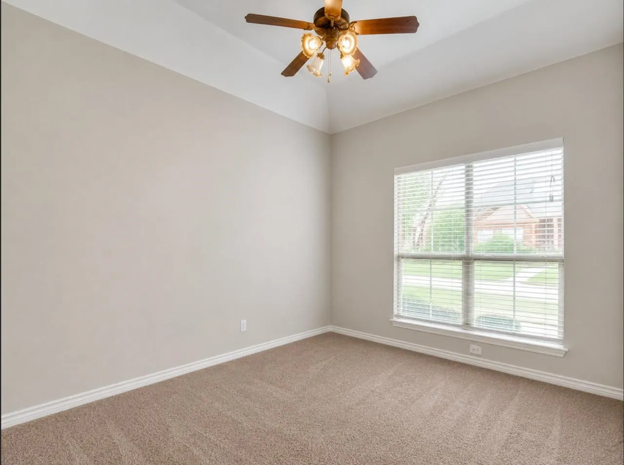 Single Family Residence For Rent in Collin County , 9962 Bell Rock Road, Frisco, Texas 75035, 3 Bedroom, 2 Bathroom, 2 Garage spaces, 2,033 Sqft, built in 2010, mls#21273562, Real Estate Agent in Frisco, Homes For Rent in Collin county, Homes For Rent in Frisco, Realtor in Frisco Texas, Real Estate Brokerage Independent Realty Texas, Luminita Cordes Realtor