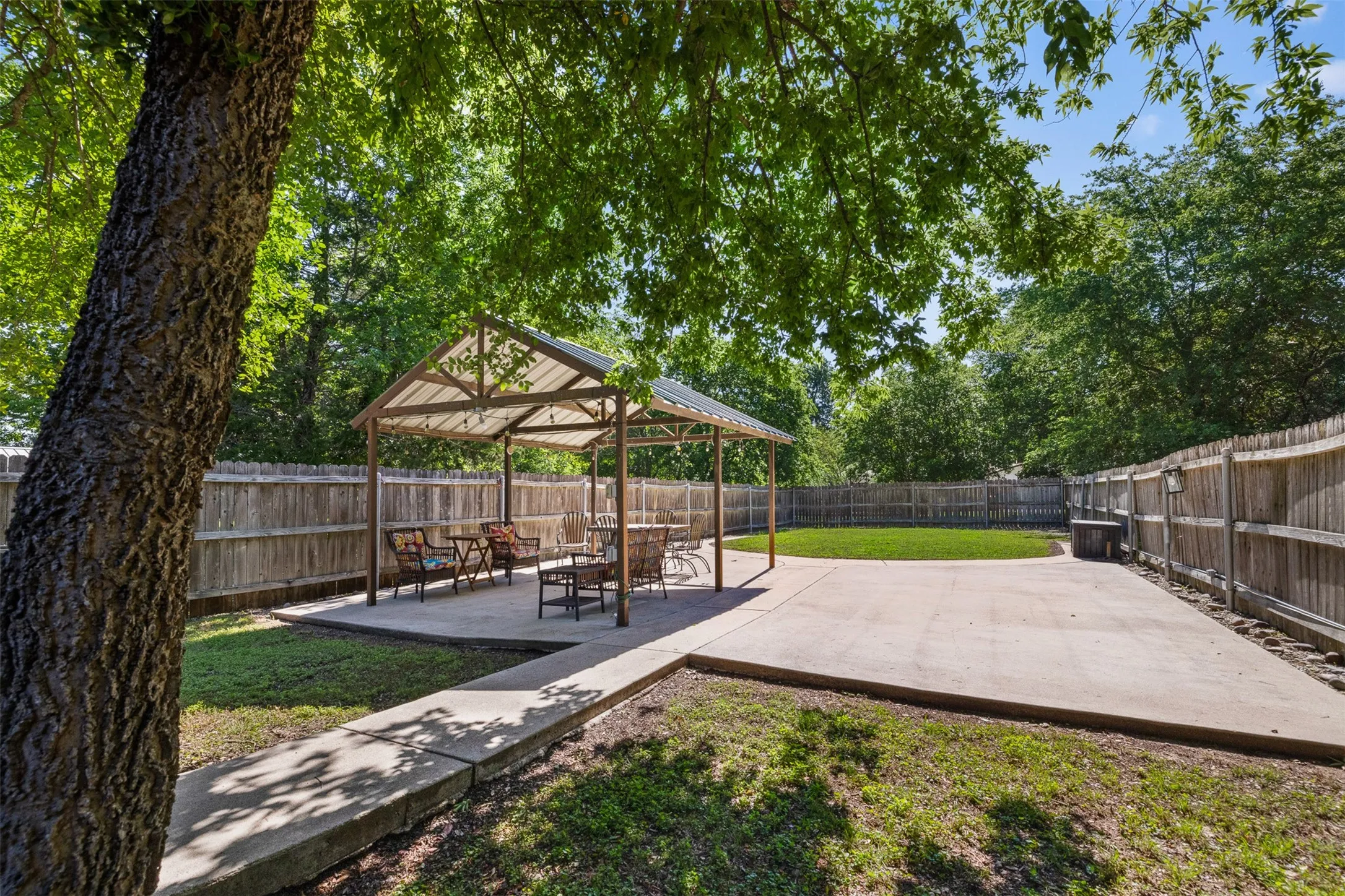 Single Family Residence For Sale in Mc Lennan County , 118 Deer Trail, Bruceville, Texas 76630, 4 Bedroom, 3 Bathroom, Garage spaces, 2,716 Sqft, built in 1980, mls#21273593, Real Estate Agent in Bruceville, Homes For Sale in Mc Lennan county, Homes For Sale in Bruceville, Realtor in Bruceville Texas, Real Estate Brokerage Independent Realty Texas, Luminita Cordes Realtor