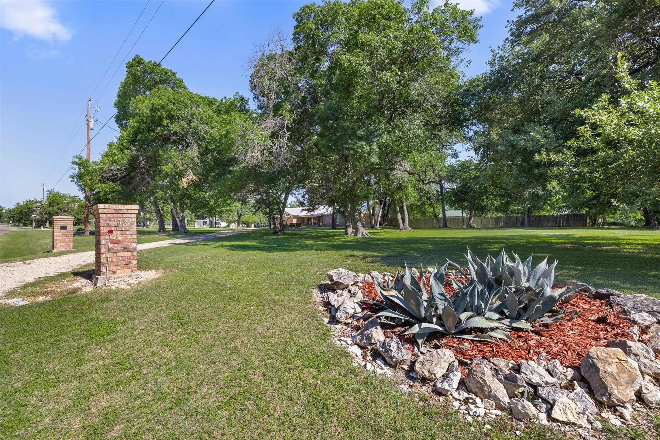 Single Family Residence For Sale in Mc Lennan County , 118 Deer Trail, Bruceville, Texas 76630, 4 Bedroom, 3 Bathroom, Garage spaces, 2,716 Sqft, built in 1980, mls#21273593, Real Estate Agent in Bruceville, Homes For Sale in Mc Lennan county, Homes For Sale in Bruceville, Realtor in Bruceville Texas, Real Estate Brokerage Independent Realty Texas, Luminita Cordes Realtor