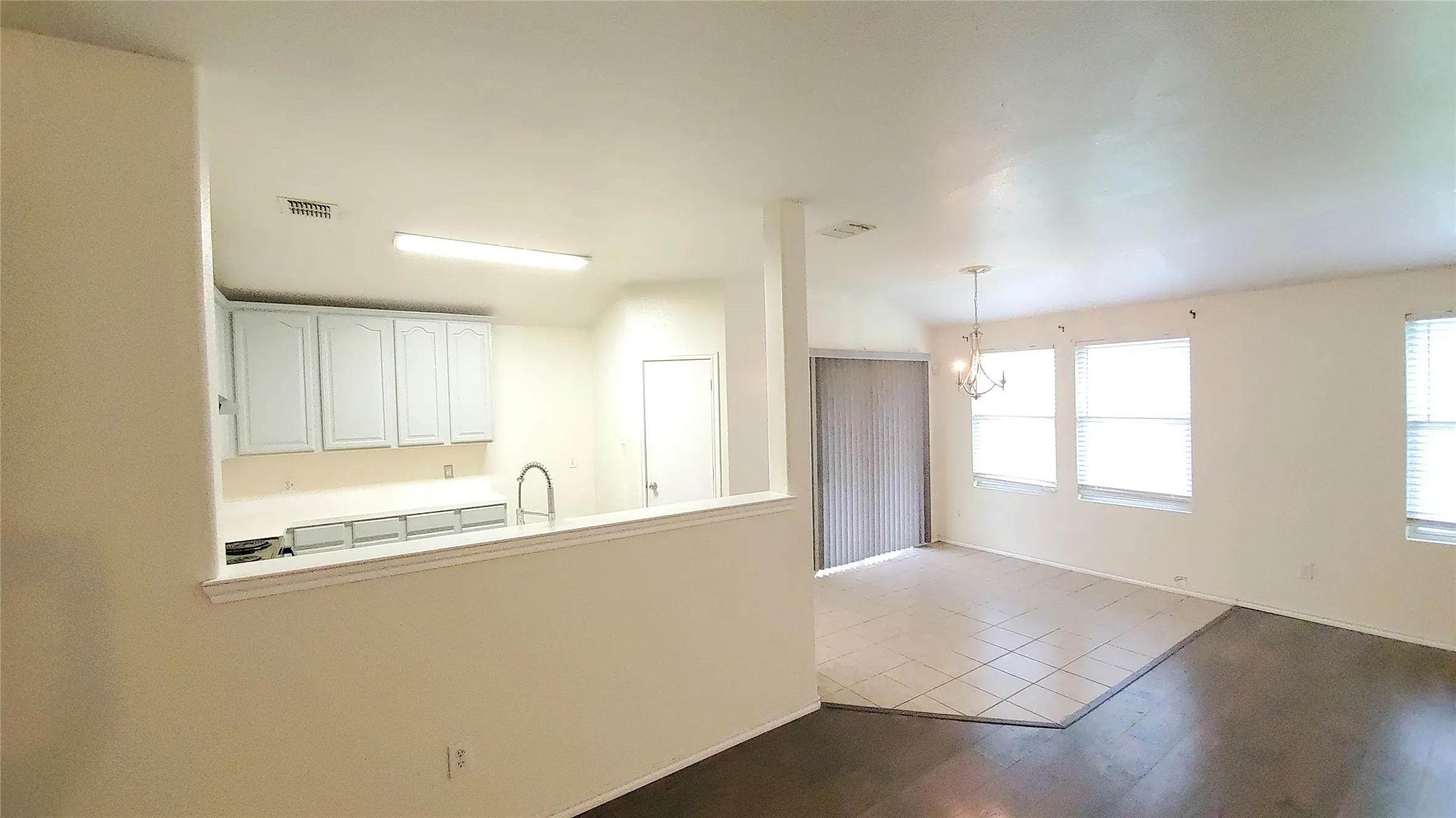 Single Family Residence For Sale in Dallas County , 1118 Bradford Drive, Glenn Heights, Texas 75154, 3 Bedroom, 2 Bathroom, 2 Garage spaces, 1,819 Sqft, built in 2005, mls#21273490, Real Estate Agent in Glenn Heights, Homes For Sale in Dallas county, Homes For Sale in Glenn Heights, Realtor in Glenn Heights Texas, Real Estate Brokerage Independent Realty Texas, Luminita Cordes Realtor