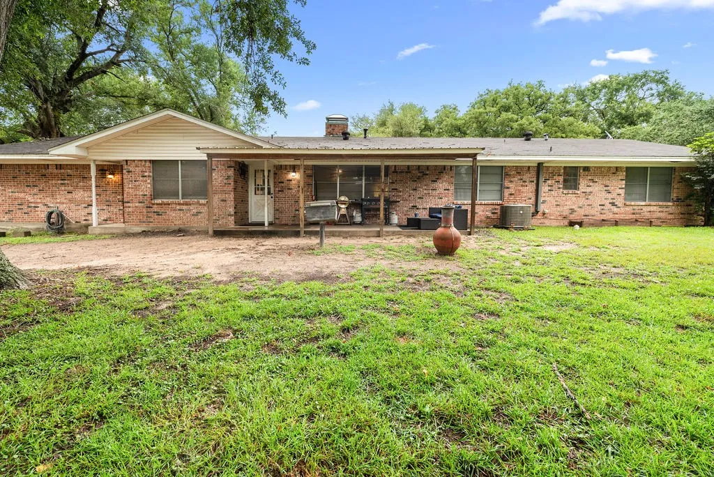 Single Family Residence For Sale in Wood County , 725 W BLAIR ST, Mineola, Texas 75773, 4 Bedroom, 2 Bathroom, 2 Garage spaces, 2,246 Sqft, built in 1975, mls#21273616, Real Estate Agent in Mineola, Homes For Sale in Wood county, Homes For Sale in Mineola, Realtor in Mineola Texas, Real Estate Brokerage Independent Realty Texas, Luminita Cordes Realtor