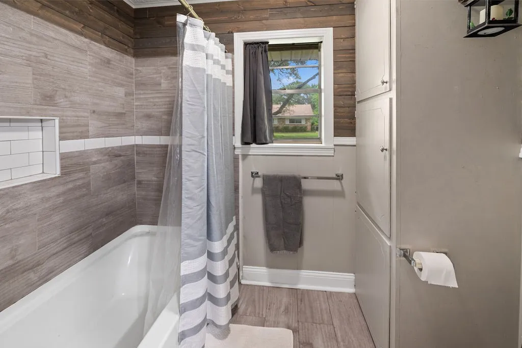 Single Family Residence For Sale in Wood County , 725 W BLAIR ST, Mineola, Texas 75773, 4 Bedroom, 2 Bathroom, 2 Garage spaces, 2,246 Sqft, built in 1975, mls#21273616, Real Estate Agent in Mineola, Homes For Sale in Wood county, Homes For Sale in Mineola, Realtor in Mineola Texas, Real Estate Brokerage Independent Realty Texas, Luminita Cordes Realtor