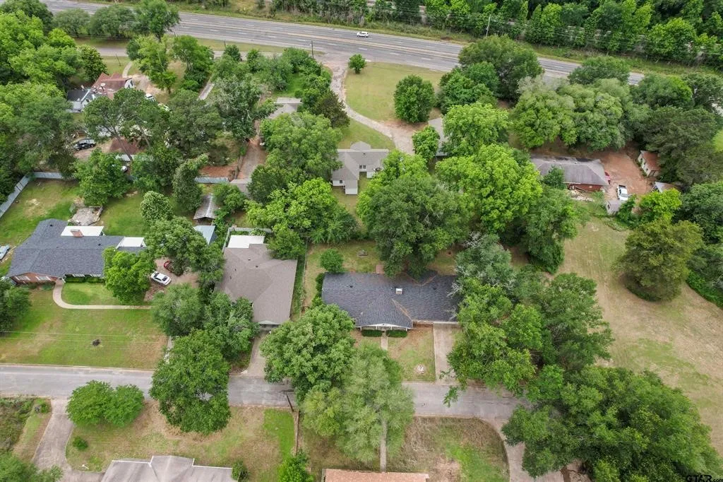 Single Family Residence For Sale in Wood County , 725 W BLAIR ST, Mineola, Texas 75773, 4 Bedroom, 2 Bathroom, 2 Garage spaces, 2,246 Sqft, built in 1975, mls#21273616, Real Estate Agent in Mineola, Homes For Sale in Wood county, Homes For Sale in Mineola, Realtor in Mineola Texas, Real Estate Brokerage Independent Realty Texas, Luminita Cordes Realtor
