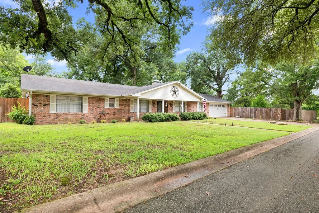Single Family Residence For Sale in Wood County , 725 W BLAIR ST, Mineola, Texas 75773, 4 Bedroom, 2 Bathroom, 2 Garage spaces, 2,246 Sqft, built in 1975, mls#21273616, Real Estate Agent in Mineola, Homes For Sale in Wood county, Homes For Sale in Mineola, Realtor in Mineola Texas, Real Estate Brokerage Independent Realty Texas, Luminita Cordes Realtor
