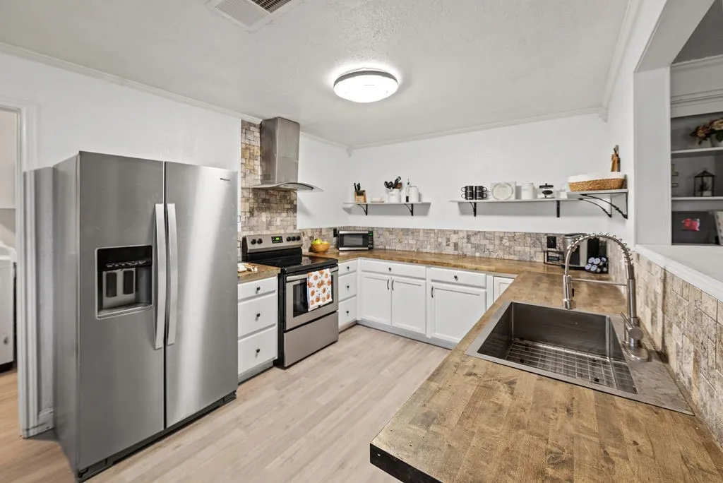 Single Family Residence For Sale in Wood County , 725 W BLAIR ST, Mineola, Texas 75773, 4 Bedroom, 2 Bathroom, 2 Garage spaces, 2,246 Sqft, built in 1975, mls#21273616, Real Estate Agent in Mineola, Homes For Sale in Wood county, Homes For Sale in Mineola, Realtor in Mineola Texas, Real Estate Brokerage Independent Realty Texas, Luminita Cordes Realtor
