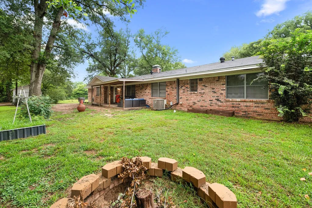 Single Family Residence For Sale in Wood County , 725 W BLAIR ST, Mineola, Texas 75773, 4 Bedroom, 2 Bathroom, 2 Garage spaces, 2,246 Sqft, built in 1975, mls#21273616, Real Estate Agent in Mineola, Homes For Sale in Wood county, Homes For Sale in Mineola, Realtor in Mineola Texas, Real Estate Brokerage Independent Realty Texas, Luminita Cordes Realtor