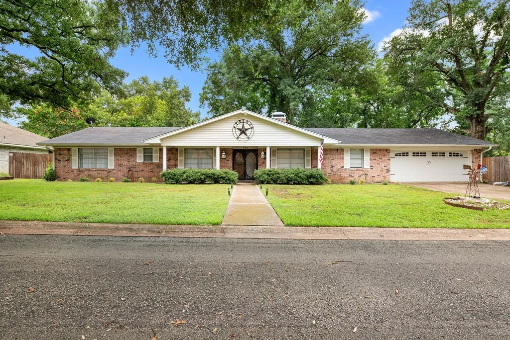 Single Family Residence For Sale in Wood County , 725 W BLAIR ST, Mineola, Texas 75773, 4 Bedroom, 2 Bathroom, 2 Garage spaces, 2,246 Sqft, built in 1975, mls#21273616, Real Estate Agent in Mineola, Homes For Sale in Wood county, Homes For Sale in Mineola, Realtor in Mineola Texas, Real Estate Brokerage Independent Realty Texas, Luminita Cordes Realtor