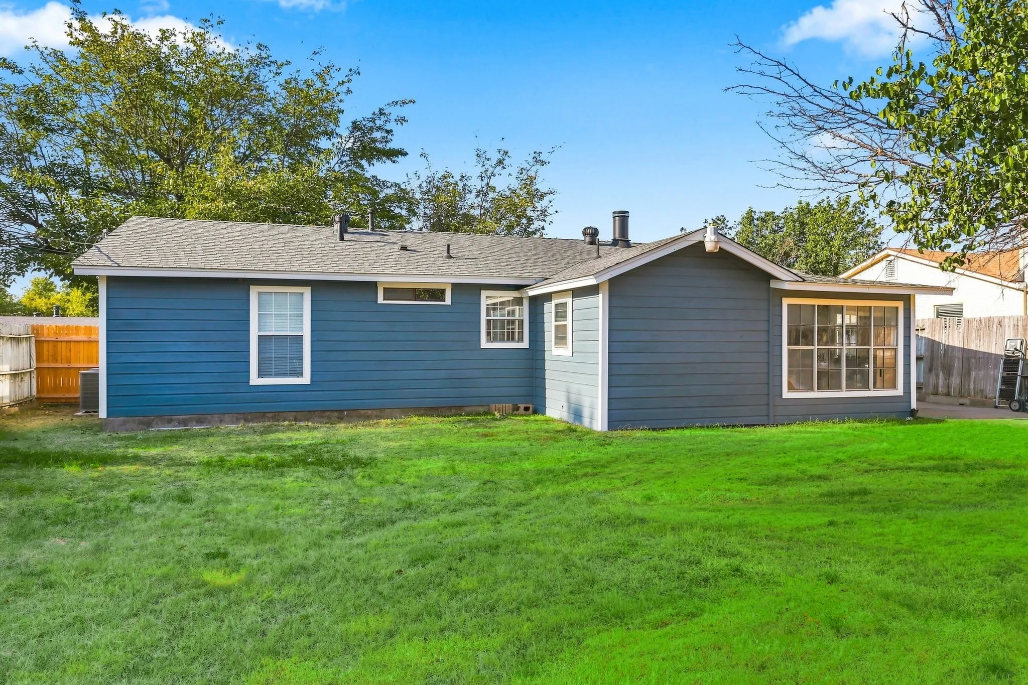 Single Family Residence For Sale in Tarrant County , 1309 De Ridder Avenue, Fort Worth, Texas 76106, 3 Bedroom, 1 Bathroom, Garage spaces, 1,128 Sqft, built in 1959, mls#21266307, Real Estate Agent in Fort Worth, Homes For Sale in Tarrant county, Homes For Sale in Fort Worth, Realtor in Fort Worth Texas, Real Estate Brokerage Independent Realty Texas, Luminita Cordes Realtor