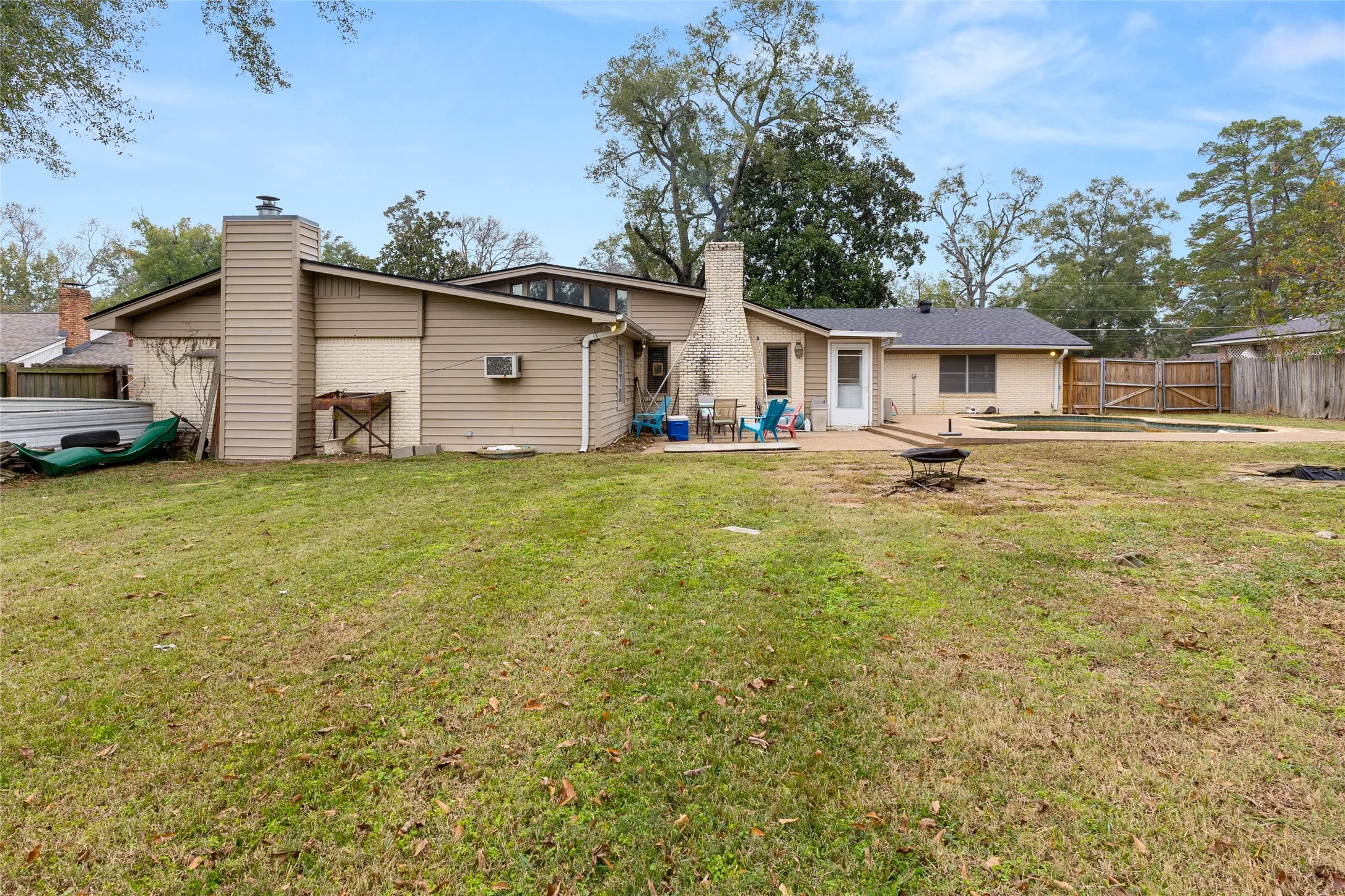 Single Family Residence For Sale in Gregg County , 2510 Wychelm Drive, Kilgore, Texas 75662, 4 Bedrooms, 3 Bathrooms, 2 Garage spaces, 3,875 Sqft, built in 1964, Price $274,900, mls#21270460, Real Estate Agent in Kilgore, Homes For Sale in Gregg county, Homes For Sale in Kilgore, Realtor in Kilgore Texas, Real Estate Brokerage Independent Realty Texas, Luminita Cordes Realtor