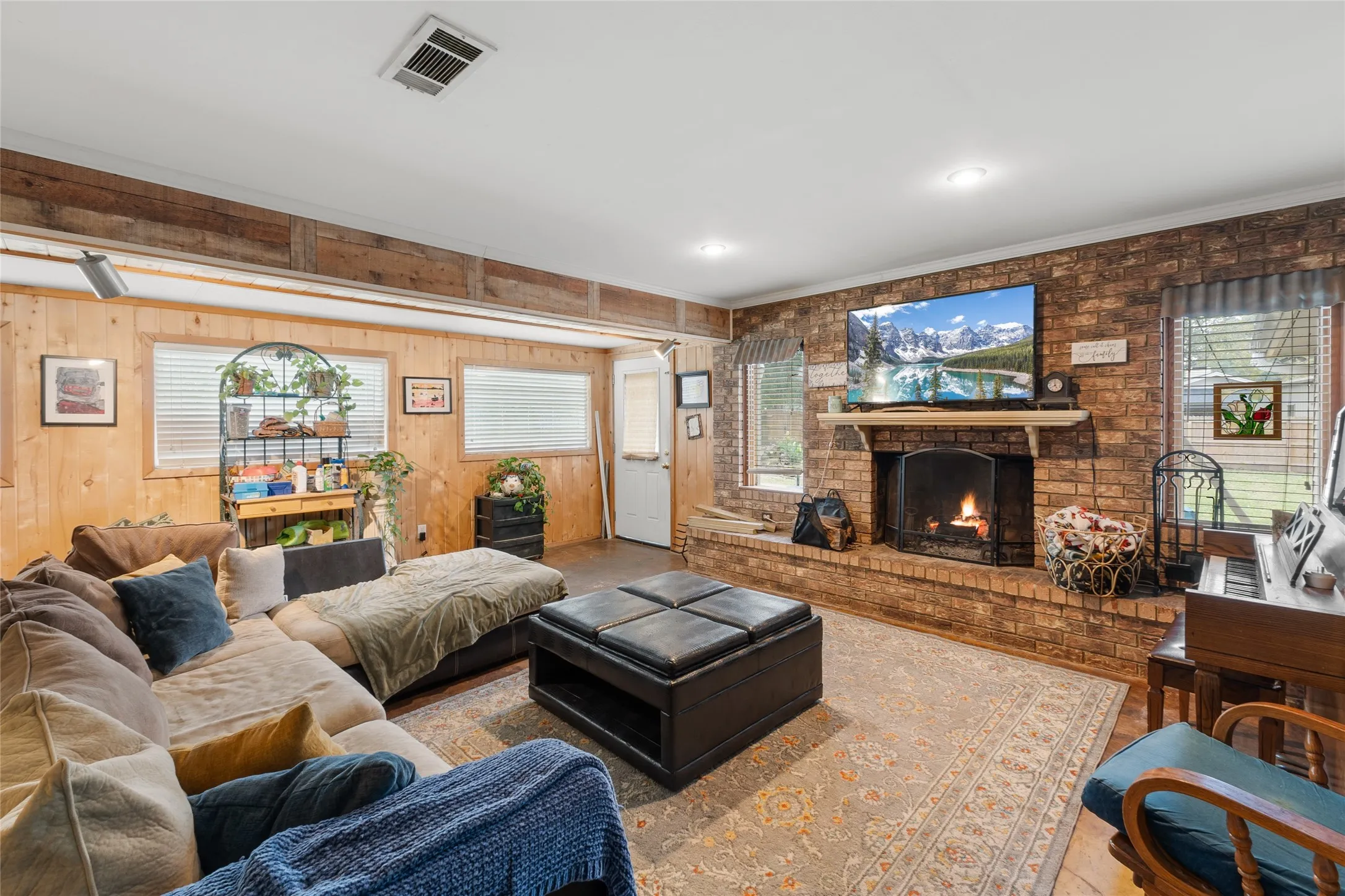 Single Family Residence For Sale in Gregg County , 2510 Wychelm Drive, Kilgore, Texas 75662, 4 Bedrooms, 3 Bathrooms, 2 Garage spaces, 3,875 Sqft, built in 1964, Price $274,900, mls#21270460, Real Estate Agent in Kilgore, Homes For Sale in Gregg county, Homes For Sale in Kilgore, Realtor in Kilgore Texas, Real Estate Brokerage Independent Realty Texas, Luminita Cordes Realtor