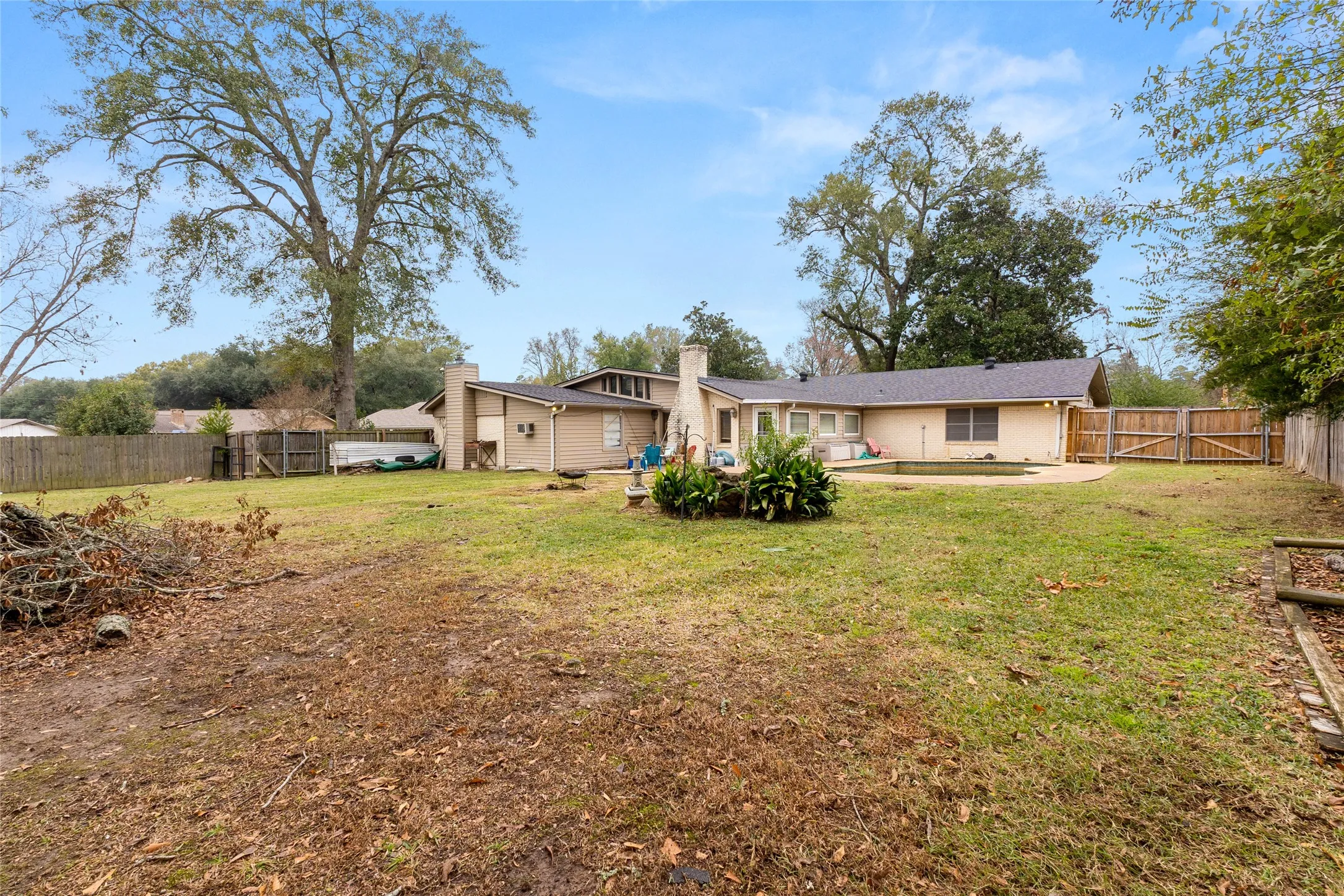 Single Family Residence For Sale in Gregg County , 2510 Wychelm Drive, Kilgore, Texas 75662, 4 Bedrooms, 3 Bathrooms, 2 Garage spaces, 3,875 Sqft, built in 1964, Price $274,900, mls#21270460, Real Estate Agent in Kilgore, Homes For Sale in Gregg county, Homes For Sale in Kilgore, Realtor in Kilgore Texas, Real Estate Brokerage Independent Realty Texas, Luminita Cordes Realtor