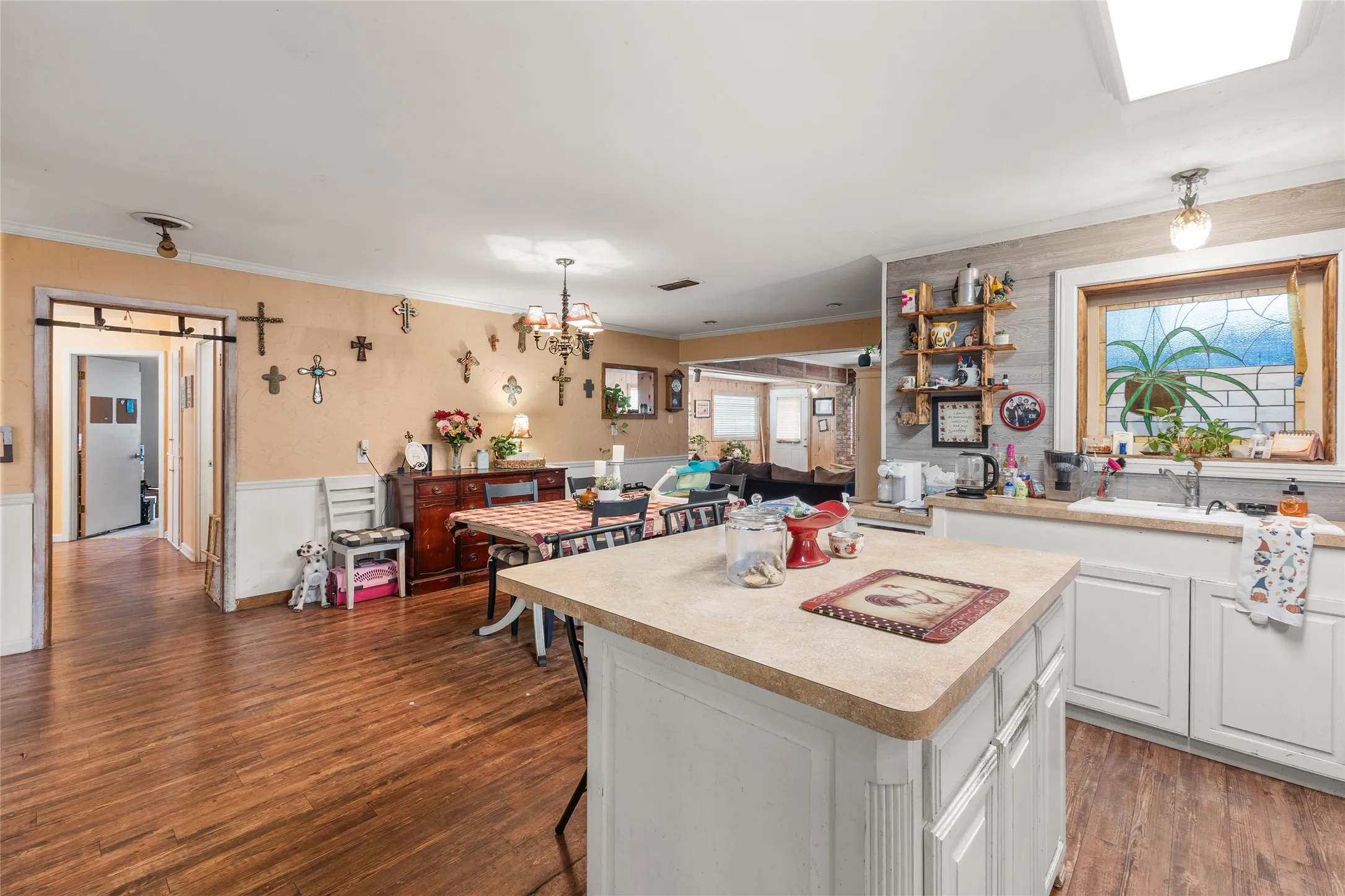 Single Family Residence For Sale in Gregg County , 2510 Wychelm Drive, Kilgore, Texas 75662, 4 Bedrooms, 3 Bathrooms, 2 Garage spaces, 3,875 Sqft, built in 1964, Price $274,900, mls#21270460, Real Estate Agent in Kilgore, Homes For Sale in Gregg county, Homes For Sale in Kilgore, Realtor in Kilgore Texas, Real Estate Brokerage Independent Realty Texas, Luminita Cordes Realtor