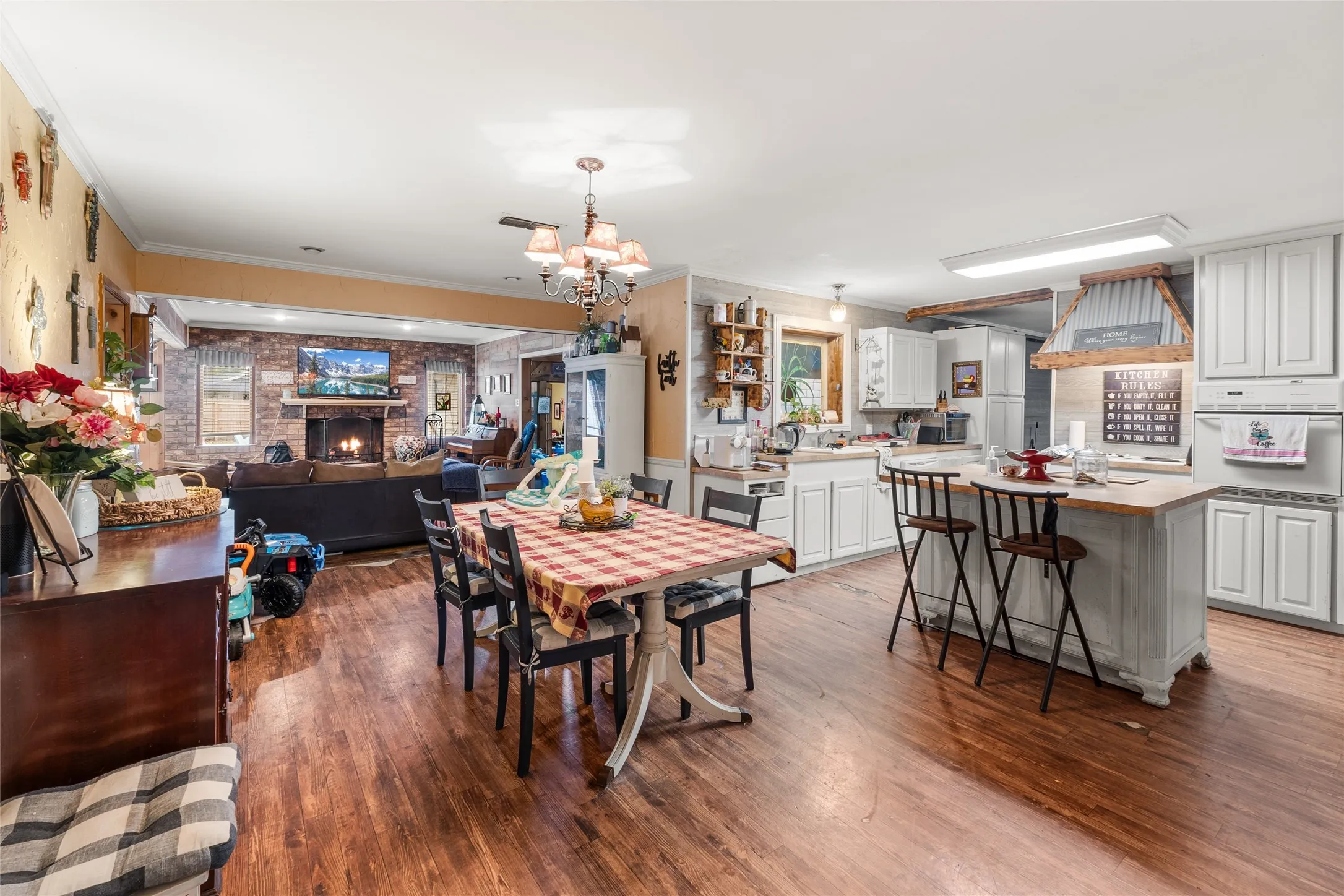 Single Family Residence For Sale in Gregg County , 2510 Wychelm Drive, Kilgore, Texas 75662, 4 Bedrooms, 3 Bathrooms, 2 Garage spaces, 3,875 Sqft, built in 1964, Price $274,900, mls#21270460, Real Estate Agent in Kilgore, Homes For Sale in Gregg county, Homes For Sale in Kilgore, Realtor in Kilgore Texas, Real Estate Brokerage Independent Realty Texas, Luminita Cordes Realtor