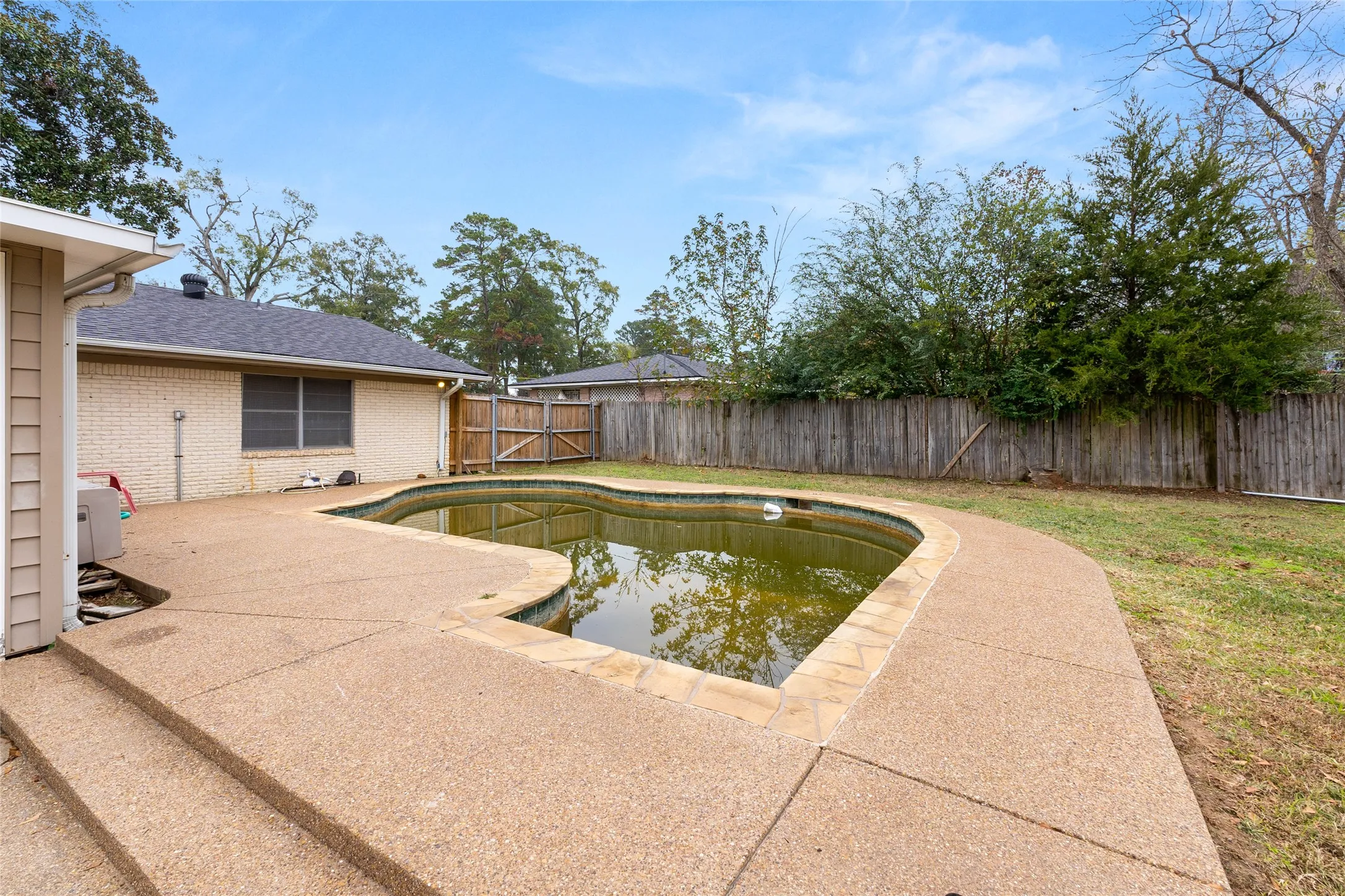 Single Family Residence For Sale in Gregg County , 2510 Wychelm Drive, Kilgore, Texas 75662, 4 Bedrooms, 3 Bathrooms, 2 Garage spaces, 3,875 Sqft, built in 1964, Price $274,900, mls#21270460, Real Estate Agent in Kilgore, Homes For Sale in Gregg county, Homes For Sale in Kilgore, Realtor in Kilgore Texas, Real Estate Brokerage Independent Realty Texas, Luminita Cordes Realtor