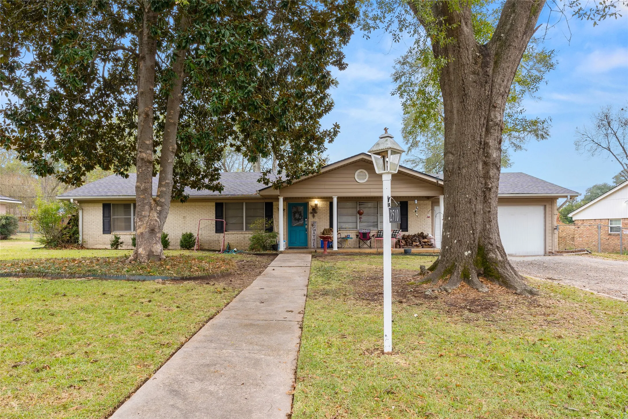 Single Family Residence For Sale in Gregg County , 2510 Wychelm Drive, Kilgore, Texas 75662, 4 Bedrooms, 3 Bathrooms, 2 Garage spaces, 3,875 Sqft, built in 1964, Price $274,900, mls#21270460, Real Estate Agent in Kilgore, Homes For Sale in Gregg county, Homes For Sale in Kilgore, Realtor in Kilgore Texas, Real Estate Brokerage Independent Realty Texas, Luminita Cordes Realtor
