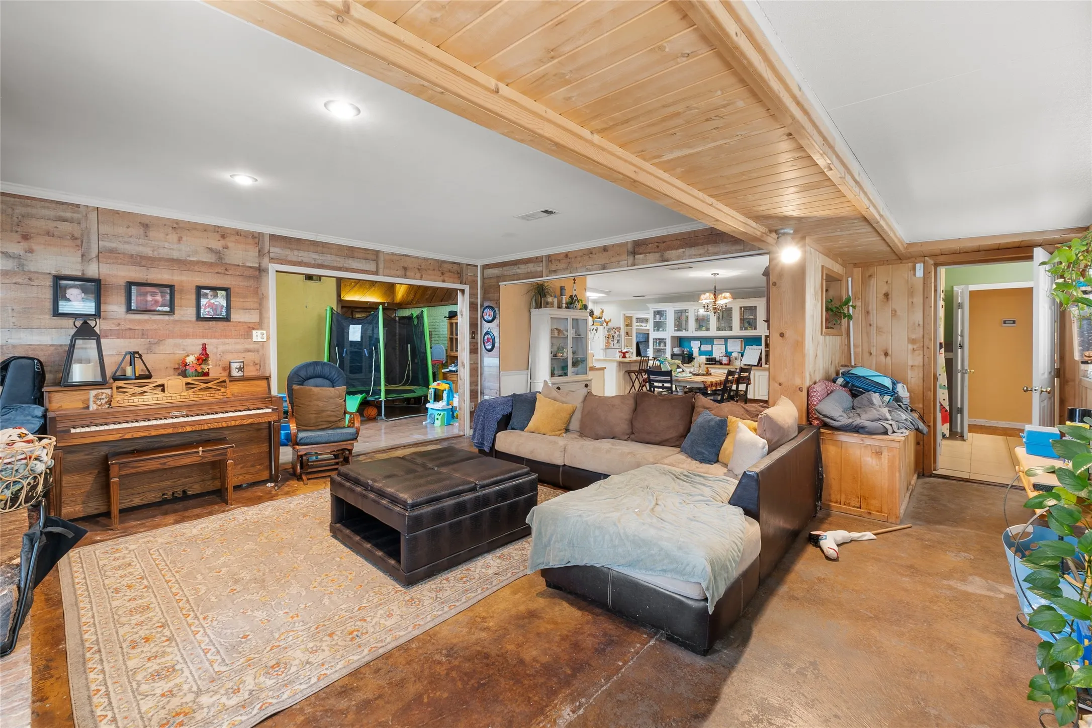 Single Family Residence For Sale in Gregg County , 2510 Wychelm Drive, Kilgore, Texas 75662, 4 Bedrooms, 3 Bathrooms, 2 Garage spaces, 3,875 Sqft, built in 1964, Price $274,900, mls#21270460, Real Estate Agent in Kilgore, Homes For Sale in Gregg county, Homes For Sale in Kilgore, Realtor in Kilgore Texas, Real Estate Brokerage Independent Realty Texas, Luminita Cordes Realtor