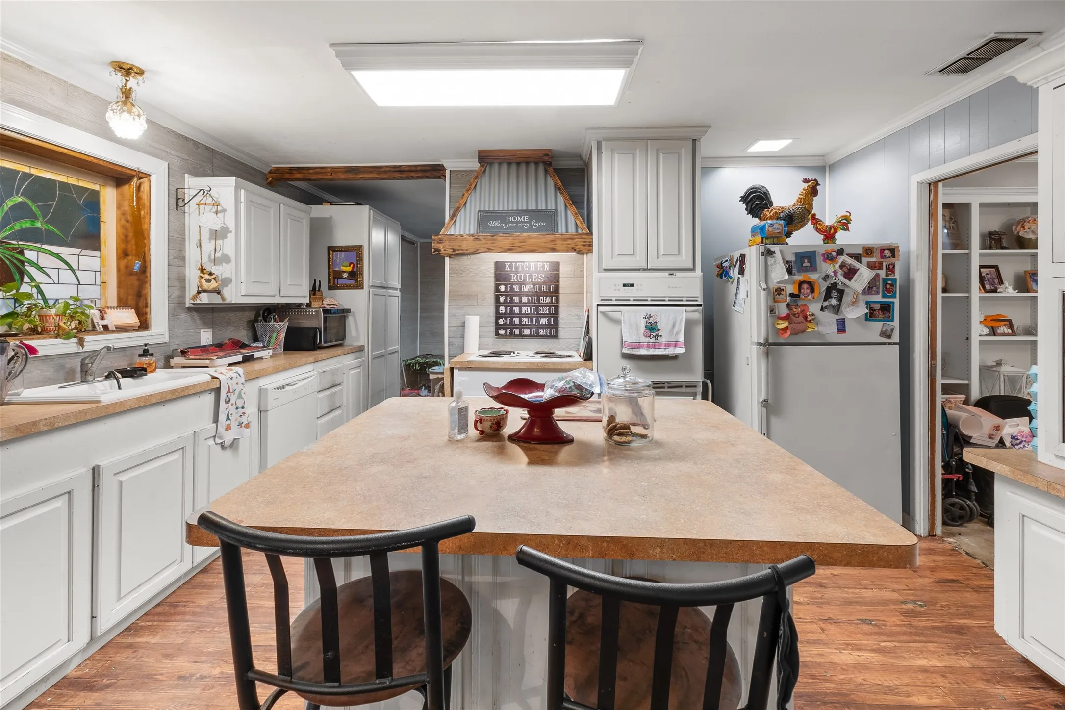 Single Family Residence For Sale in Gregg County , 2510 Wychelm Drive, Kilgore, Texas 75662, 4 Bedrooms, 3 Bathrooms, 2 Garage spaces, 3,875 Sqft, built in 1964, Price $274,900, mls#21270460, Real Estate Agent in Kilgore, Homes For Sale in Gregg county, Homes For Sale in Kilgore, Realtor in Kilgore Texas, Real Estate Brokerage Independent Realty Texas, Luminita Cordes Realtor